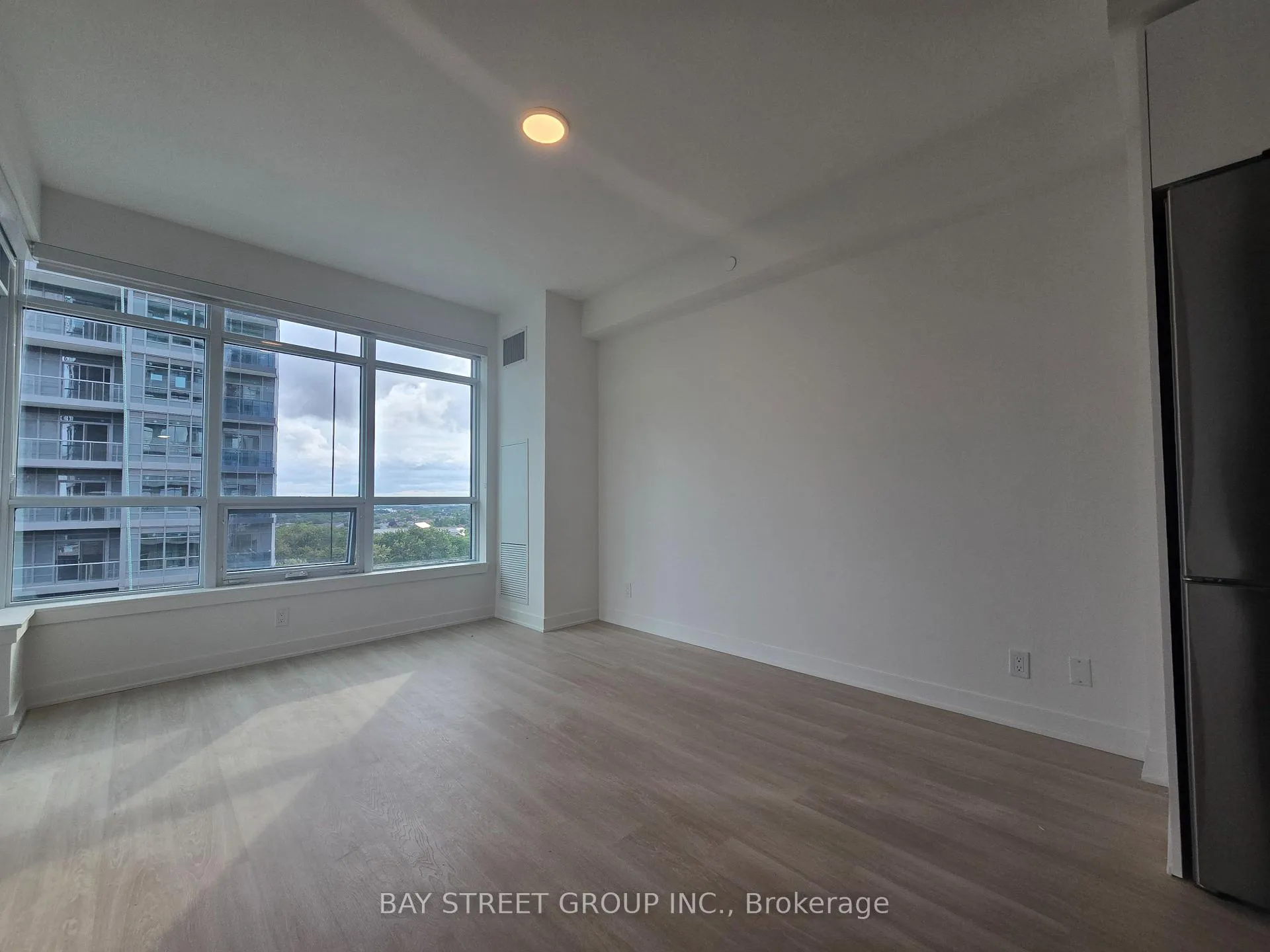 Photo 7 of Unit 902B, 50 Upper Mall Way, Vaughan, Brownridge — HOMEH