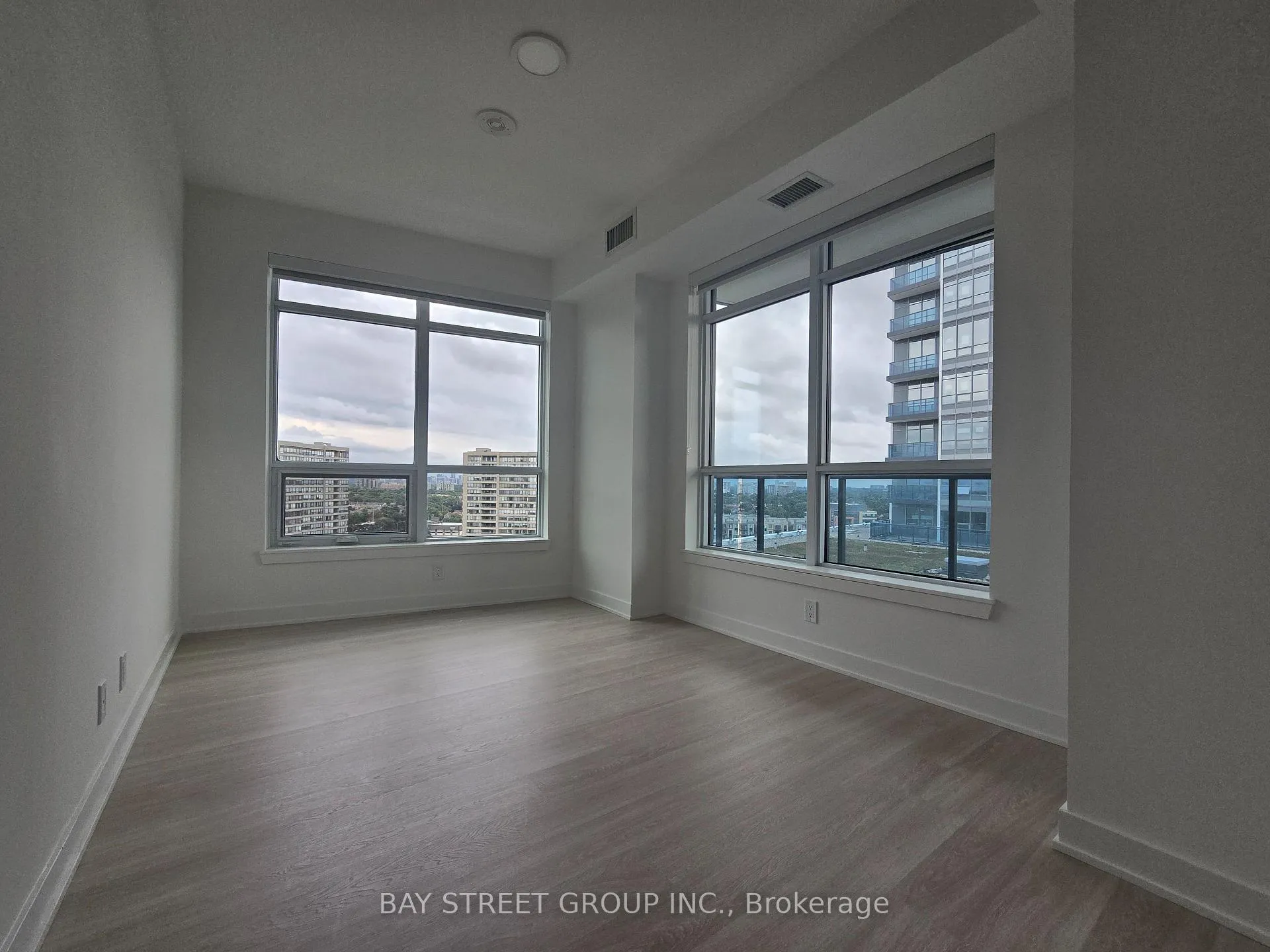 Photo 8 of Unit 902B, 50 Upper Mall Way, Vaughan, Brownridge — HOMEH
