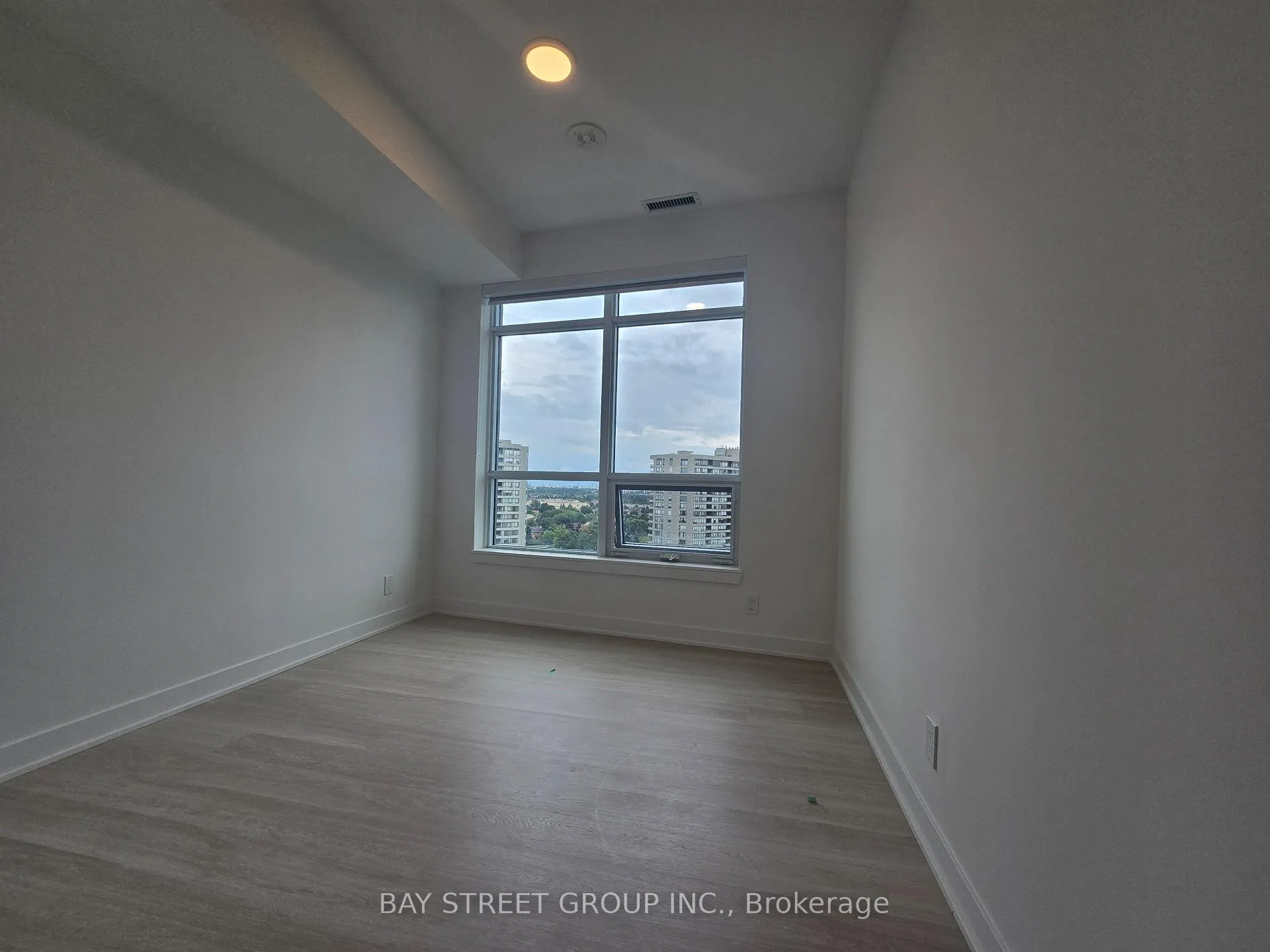 Photo 13 of Unit 902B, 50 Upper Mall Way, Vaughan, Brownridge — HOMEH