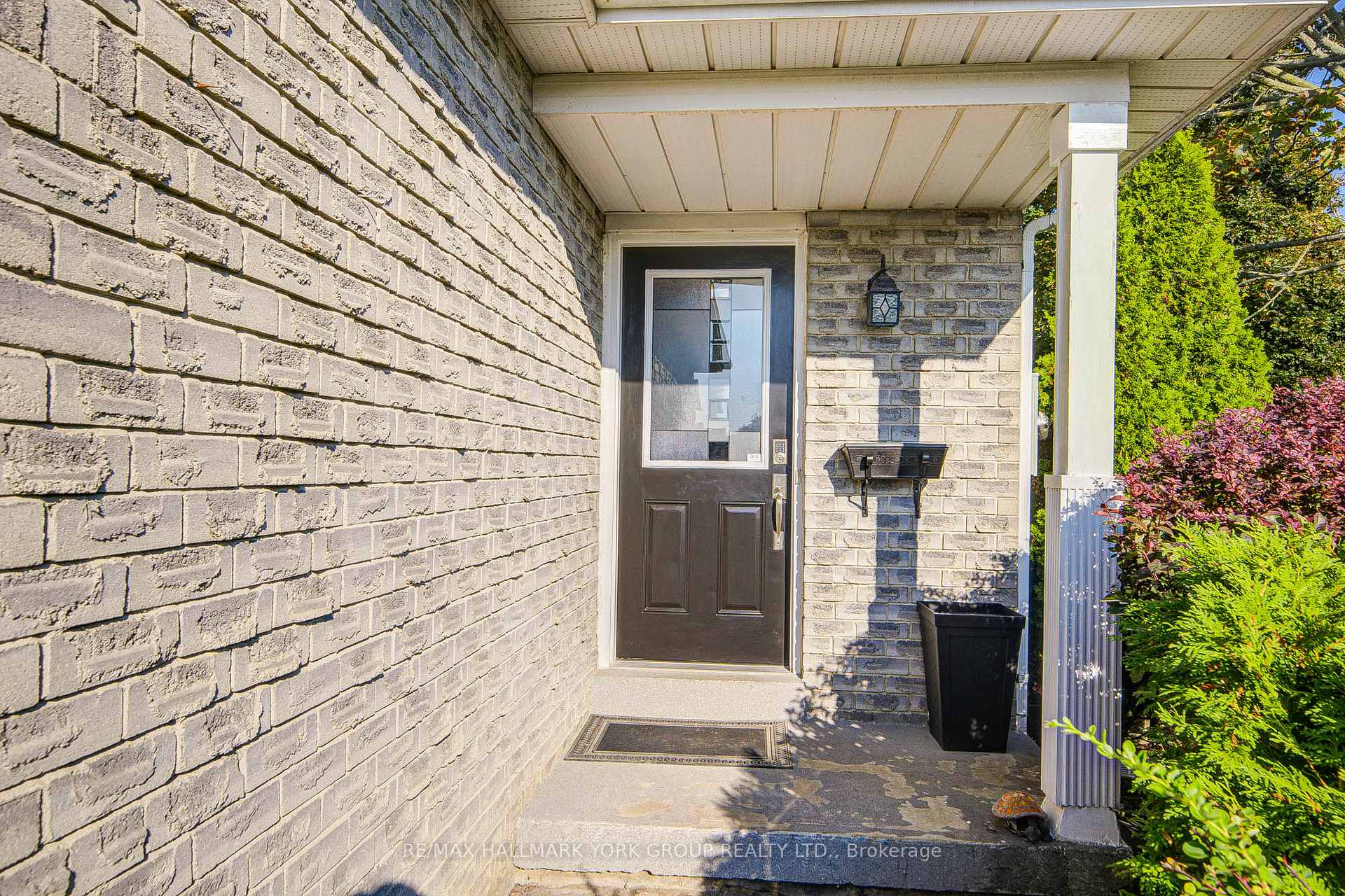Photo 2 of 1 Parklawn Drive, Clarington, Courtice — HOMEH