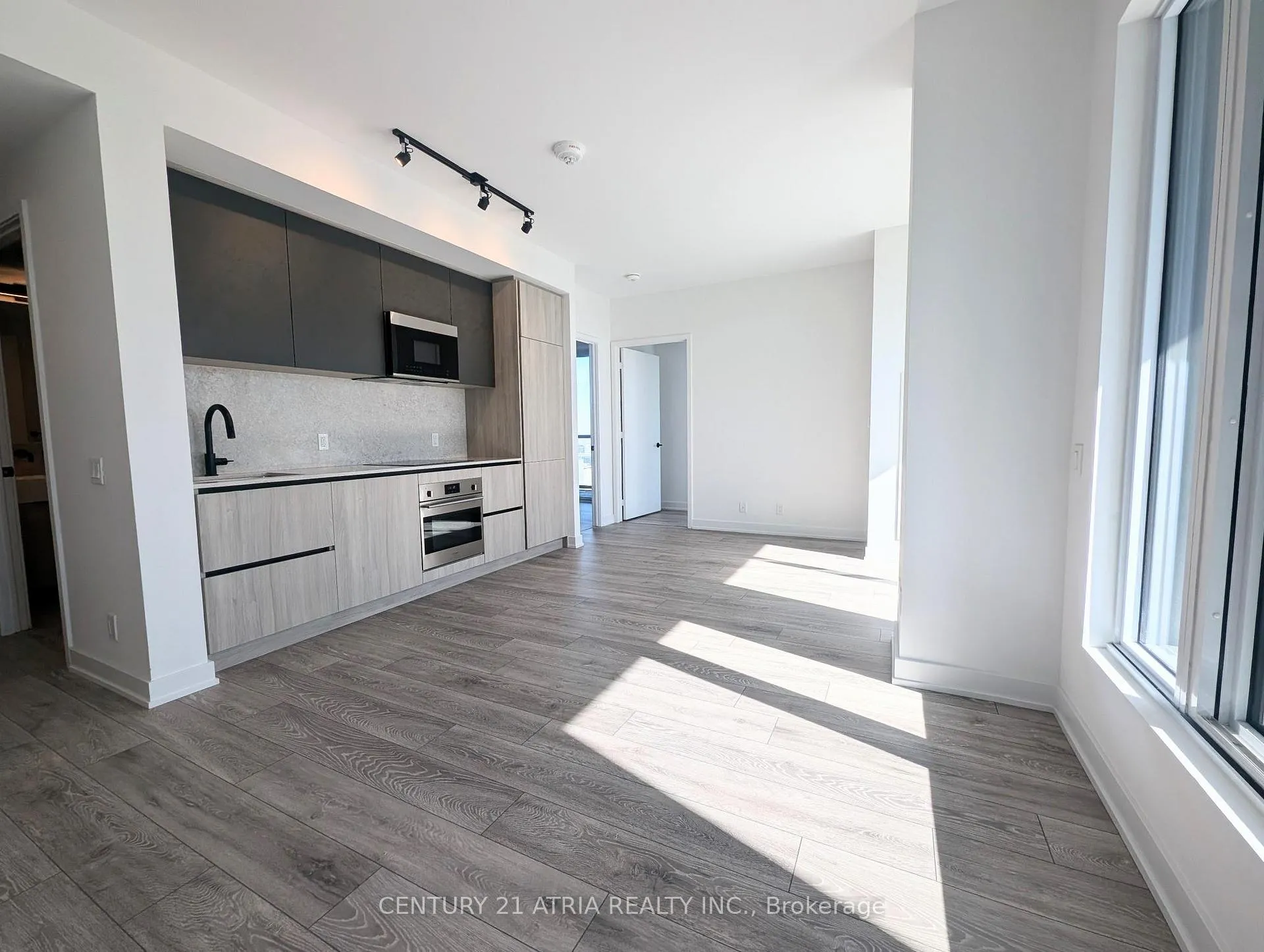 Front of Unit 5105, 108 Peter Street
