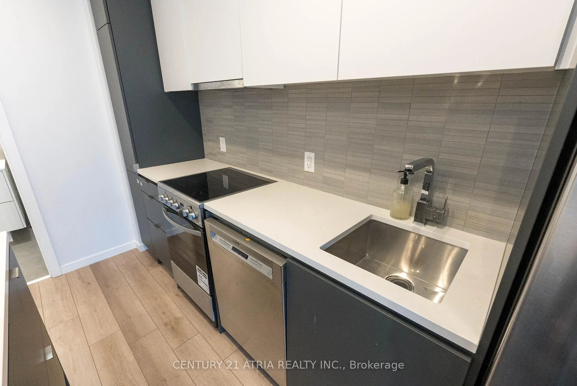 Photo 5 of Unit 814, 7 Smith Crescent, Etobicoke, Stonegate-Queensway — HOMEH