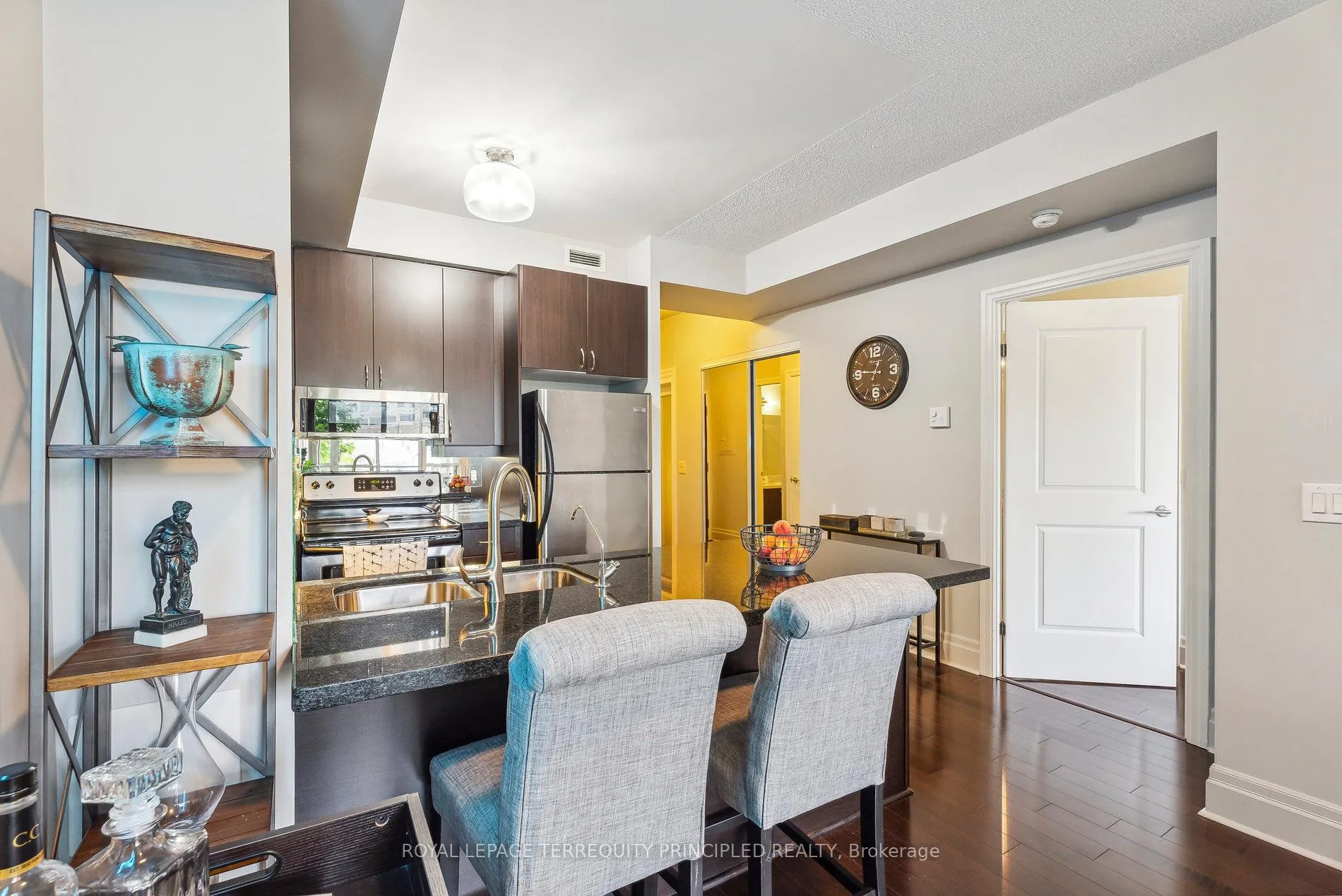 Photo 5 of Unit 202B, 21 Upper Duke Crescent, Markham, Unionville — HOMEH