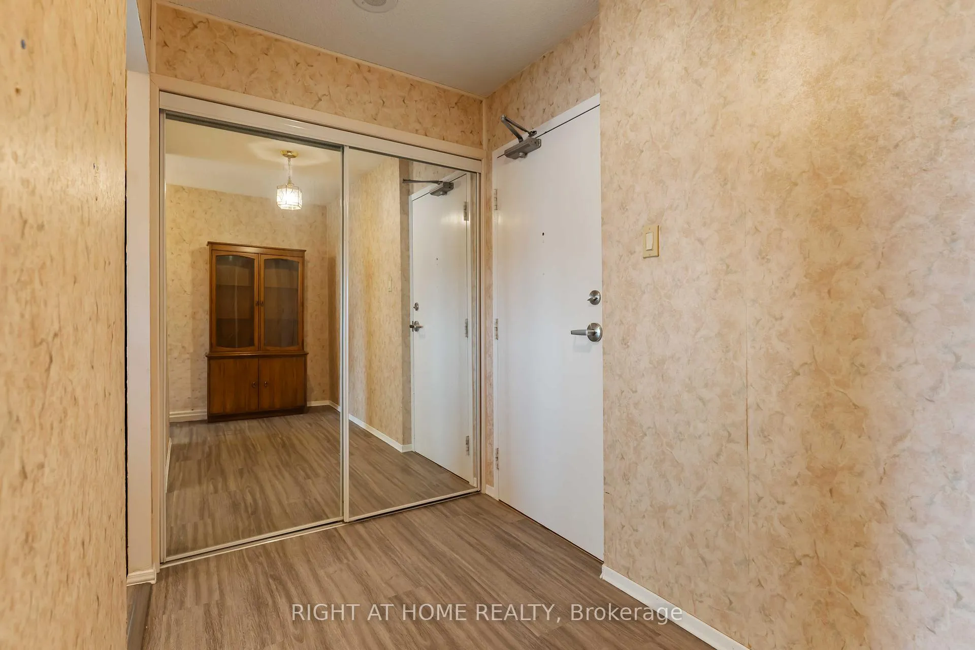 Photo 2 of Unit 204, 7 Gale Crescent, St. Catharines, E. Chester — HOMEH
