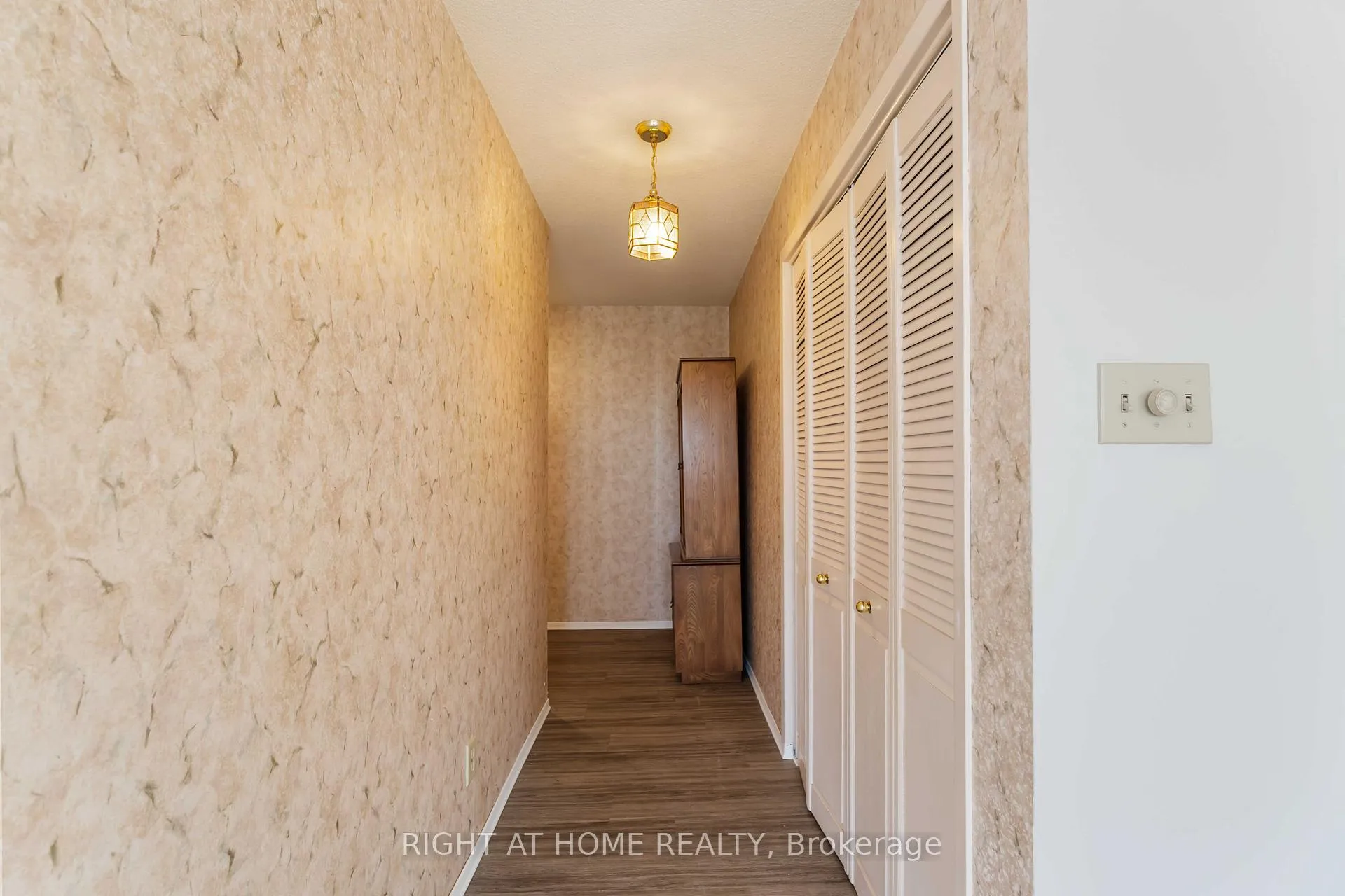Photo 3 of Unit 204, 7 Gale Crescent, St. Catharines, E. Chester — HOMEH