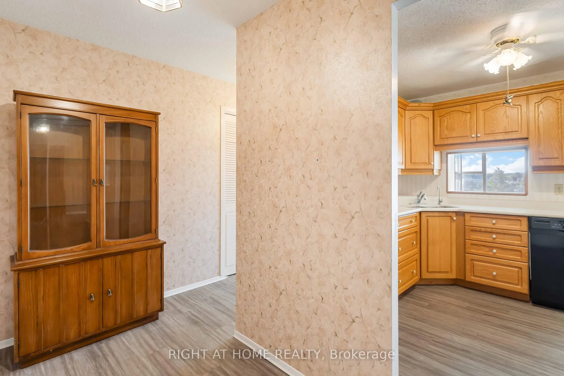 Photo 4 of Unit 204, 7 Gale Crescent, St. Catharines, E. Chester — HOMEH