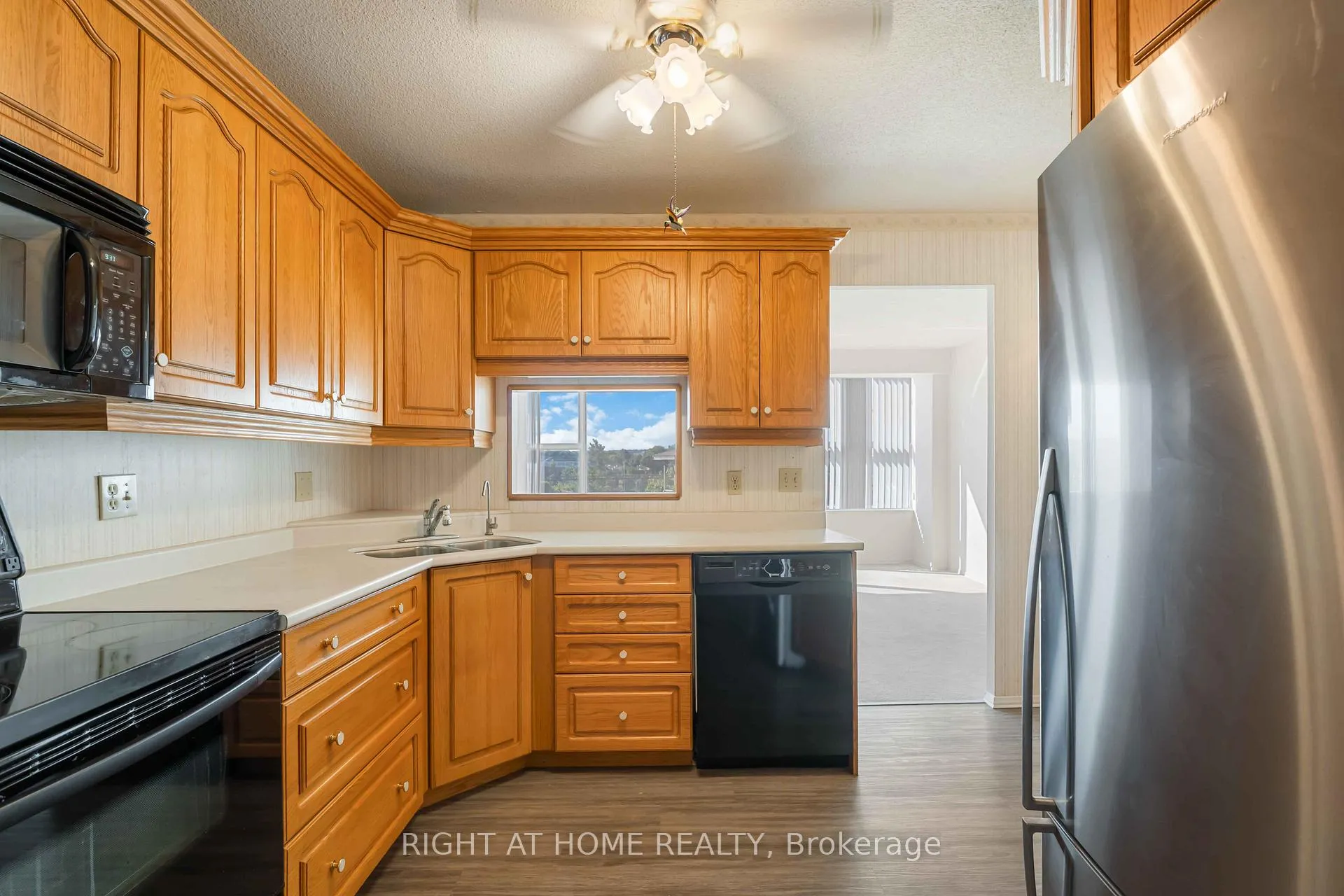 Photo 5 of Unit 204, 7 Gale Crescent, St. Catharines, E. Chester — HOMEH