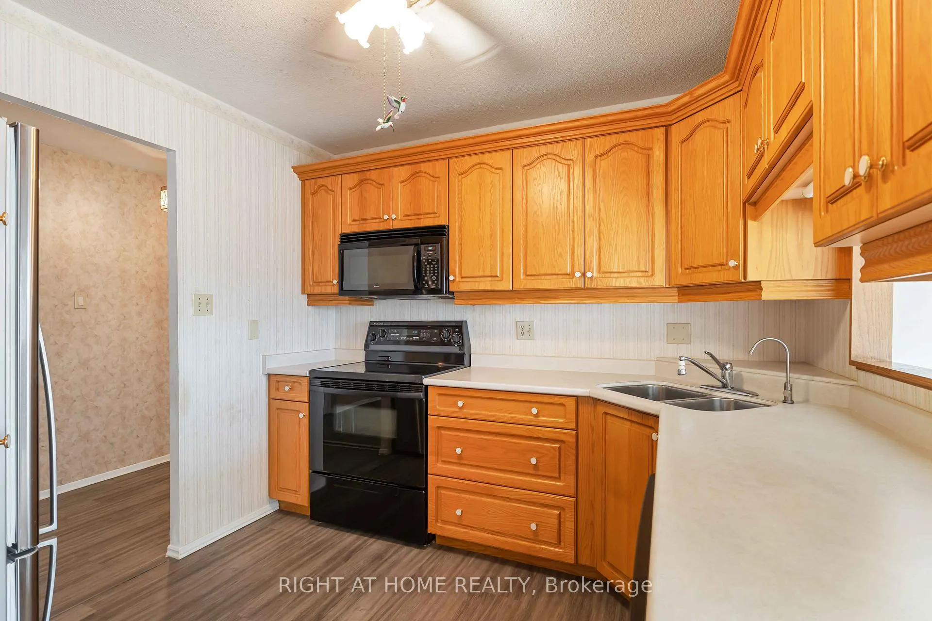 Photo 6 of Unit 204, 7 Gale Crescent, St. Catharines, E. Chester — HOMEH