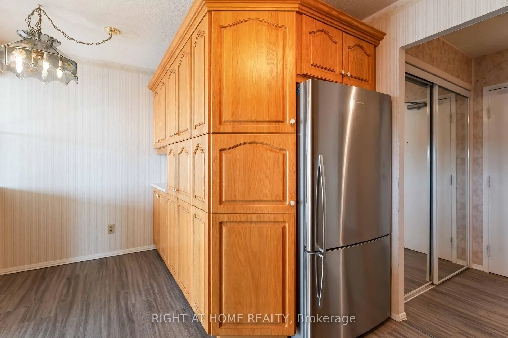Photo 7 of Unit 204, 7 Gale Crescent, St. Catharines, E. Chester — HOMEH
