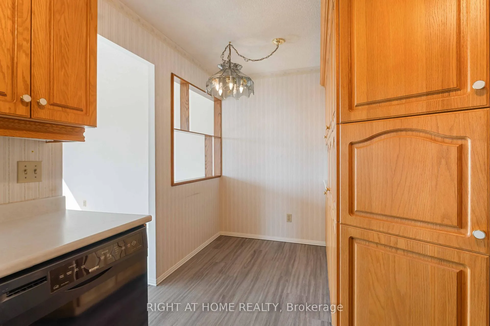 Photo 8 of Unit 204, 7 Gale Crescent, St. Catharines, E. Chester — HOMEH