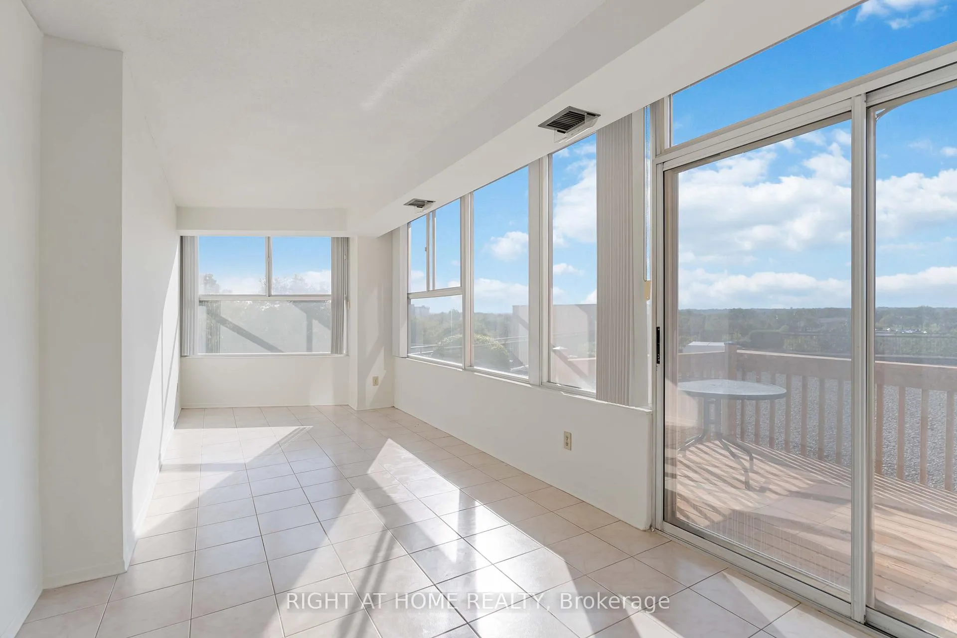 Photo 15 of Unit 204, 7 Gale Crescent, St. Catharines, E. Chester — HOMEH