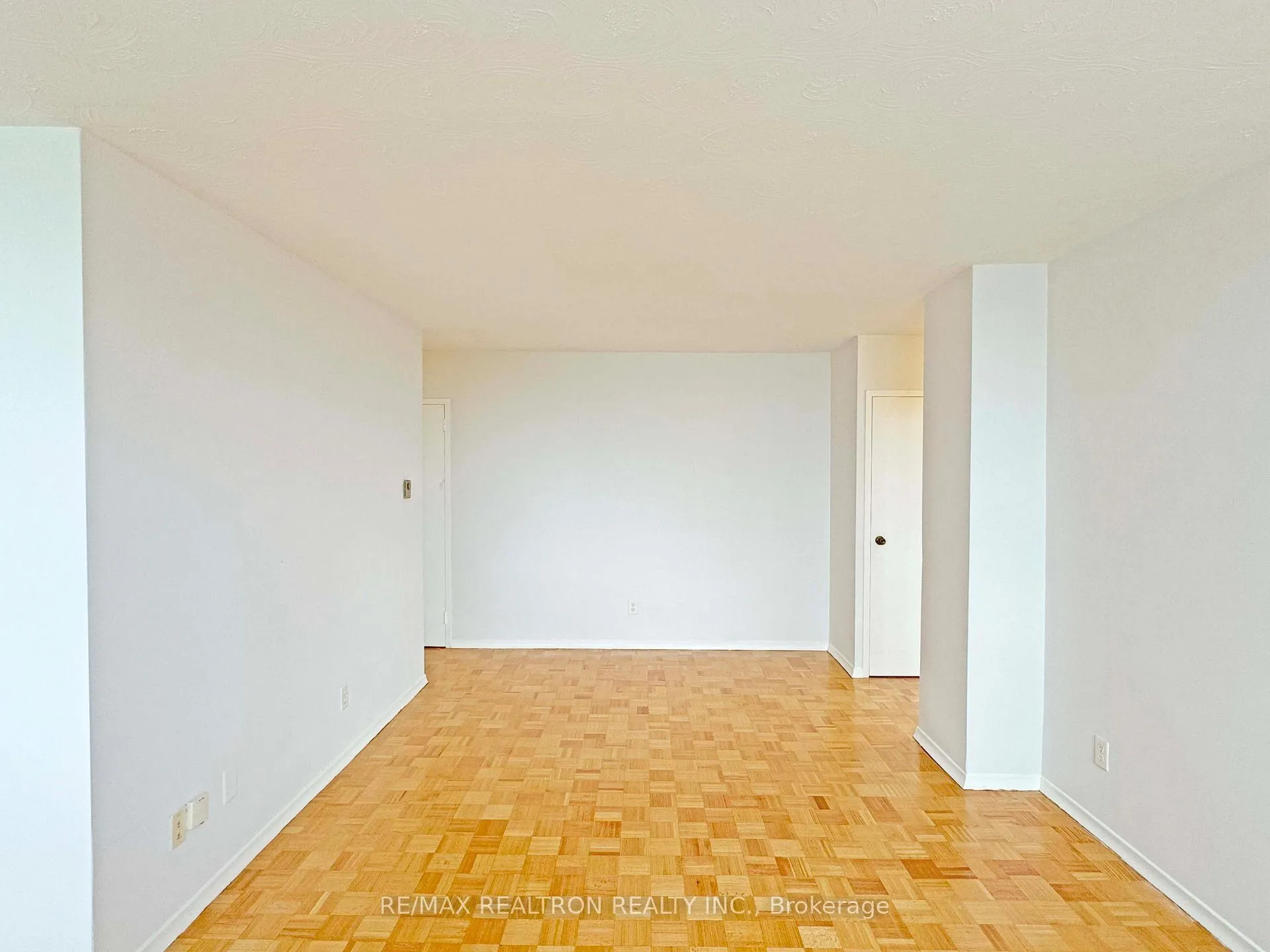 Photo 2 of Unit 802, 525 Eglinton Avenue E, Toronto, Mount Pleasant East — HOMEH