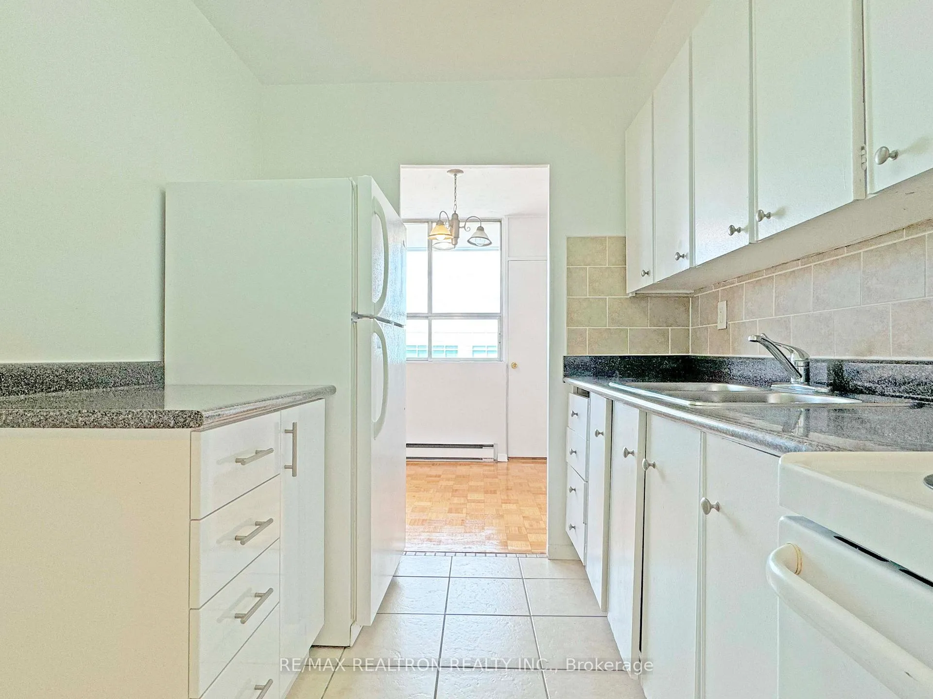 Photo 3 of Unit 802, 525 Eglinton Avenue E, Toronto, Mount Pleasant East — HOMEH