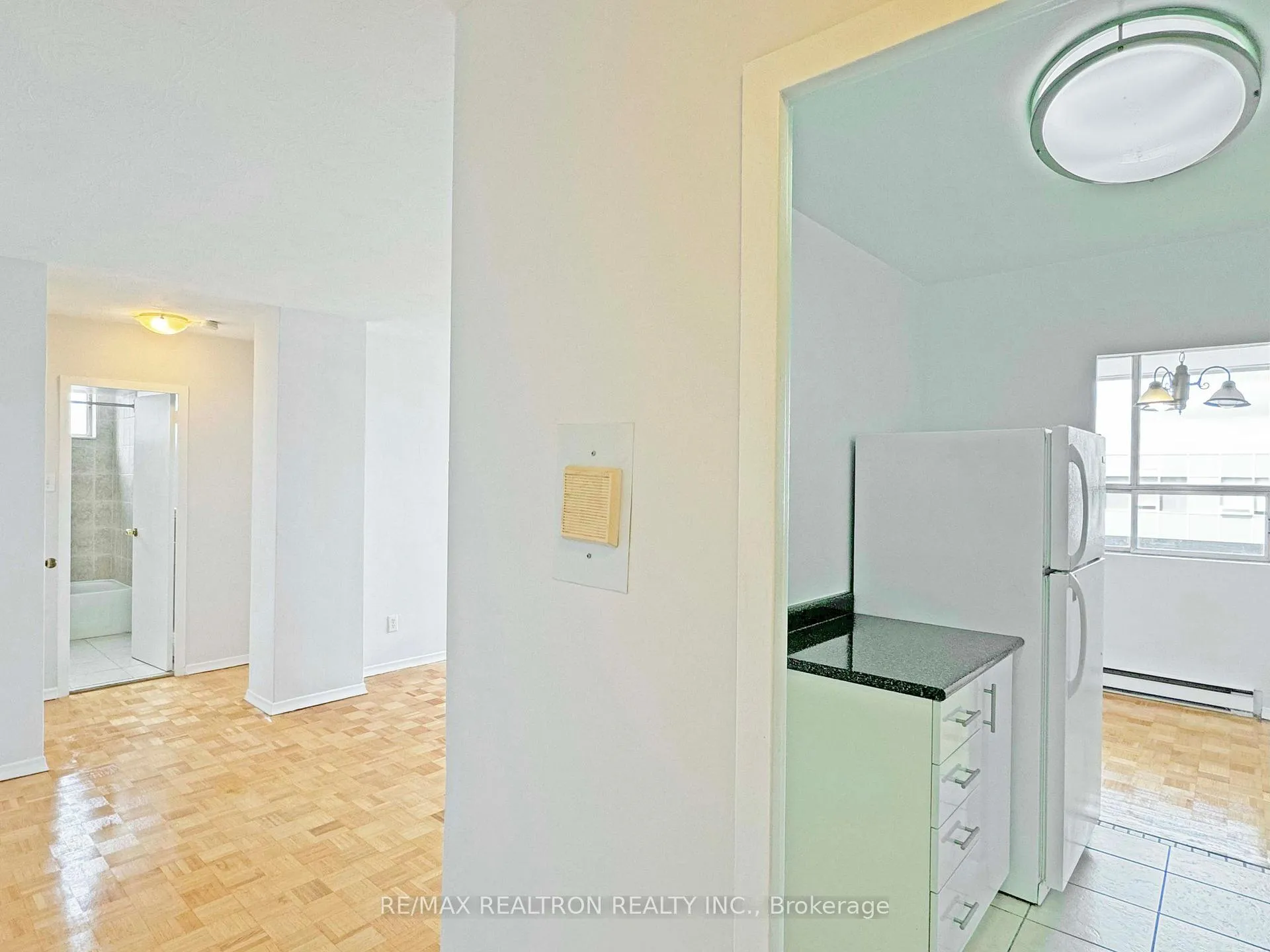 Photo 4 of Unit 802, 525 Eglinton Avenue E, Toronto, Mount Pleasant East — HOMEH