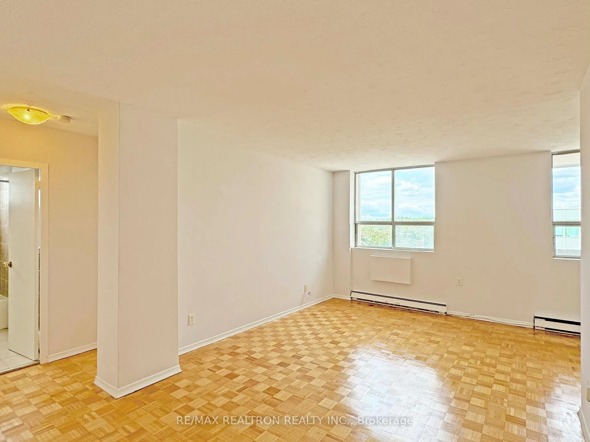 Photo 5 of Unit 802, 525 Eglinton Avenue E, Toronto, Mount Pleasant East — HOMEH