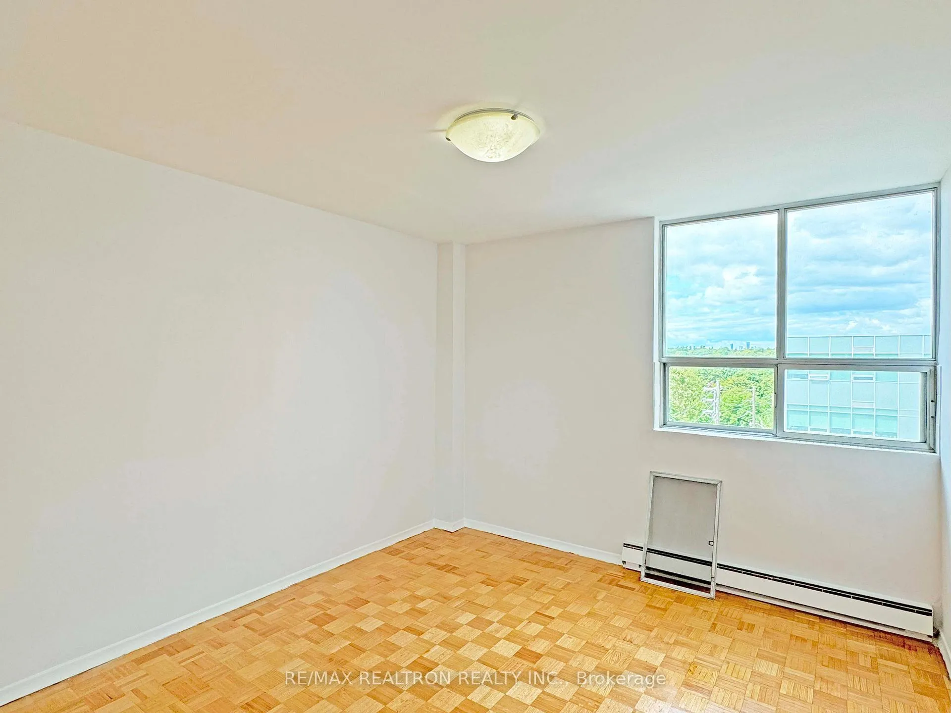 Photo 6 of Unit 802, 525 Eglinton Avenue E, Toronto, Mount Pleasant East — HOMEH