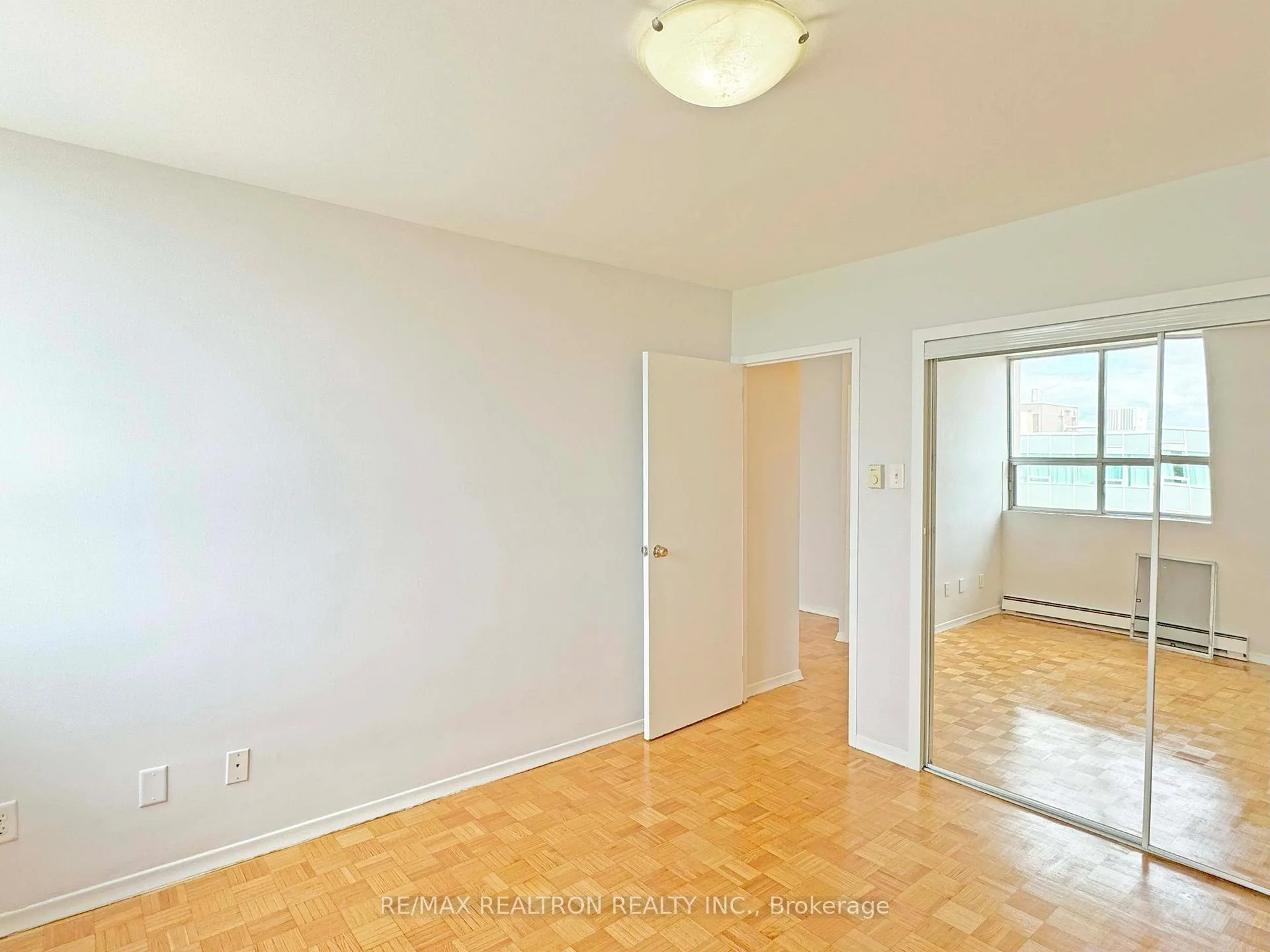 Photo 7 of Unit 802, 525 Eglinton Avenue E, Toronto, Mount Pleasant East — HOMEH