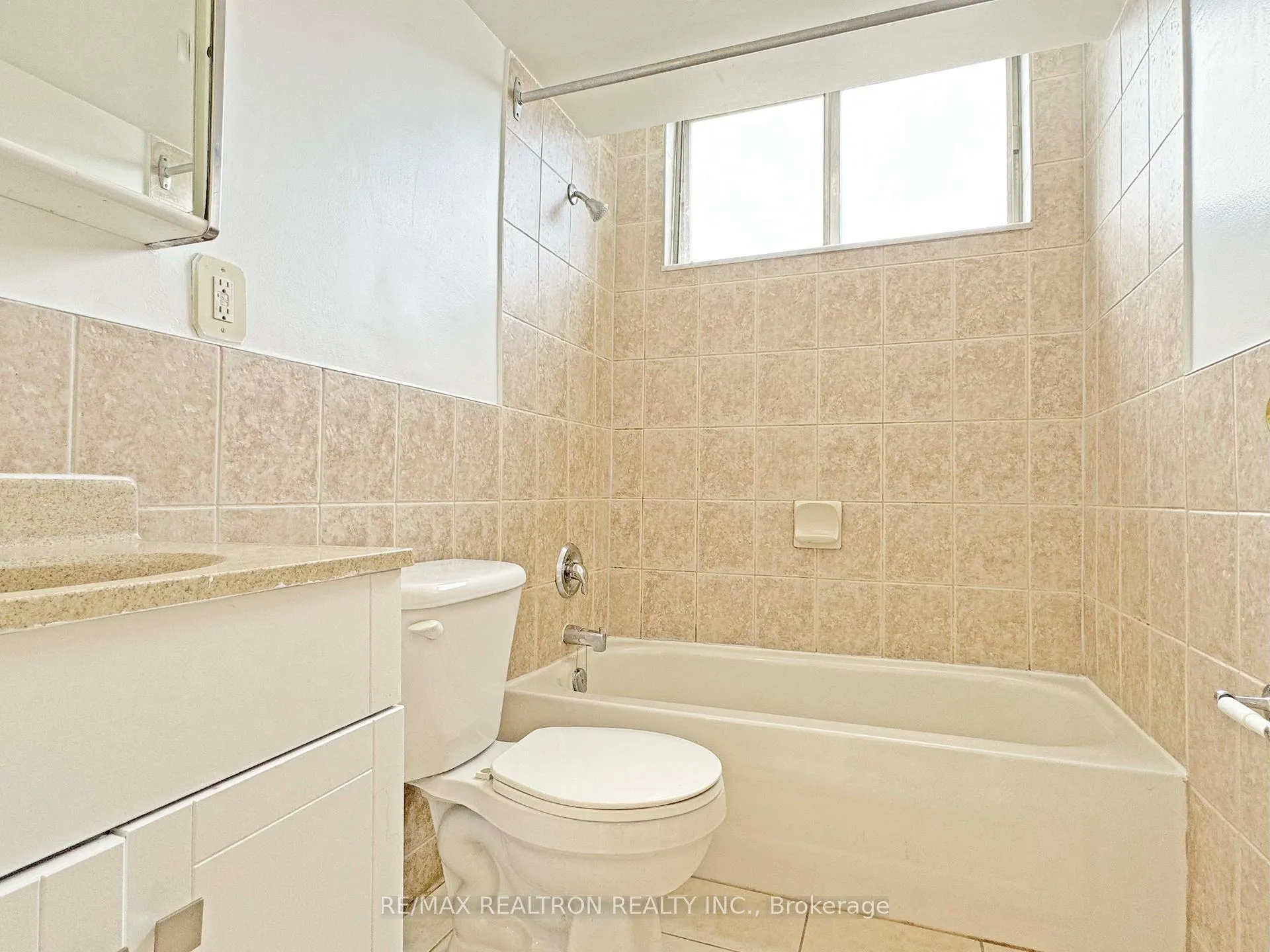 Photo 8 of Unit 802, 525 Eglinton Avenue E, Toronto, Mount Pleasant East — HOMEH