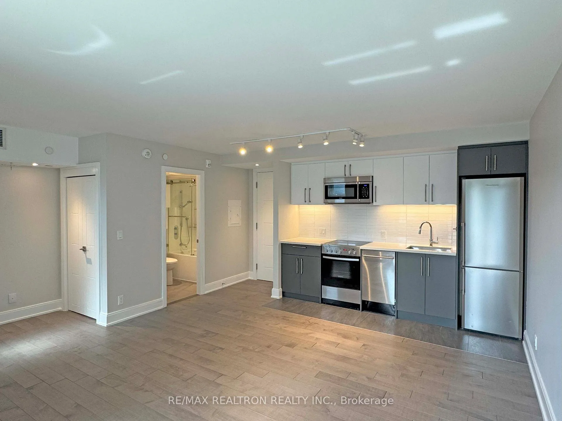 Photo 2 of Unit 709, 11 Walmer Road, Toronto, The Annex — HOMEH