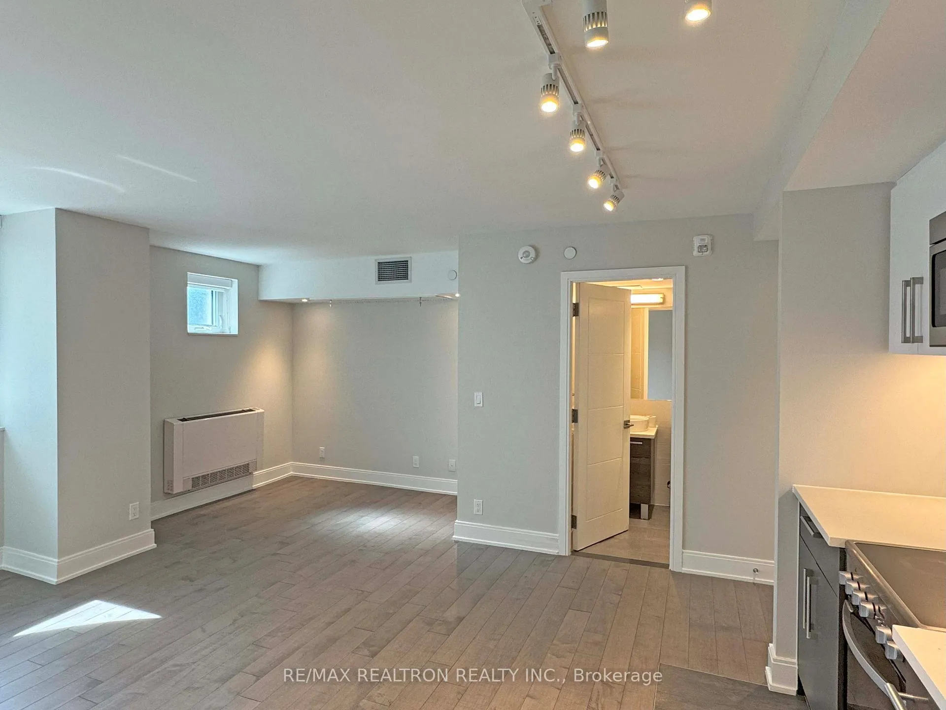 Photo 3 of Unit 709, 11 Walmer Road, Toronto, The Annex — HOMEH