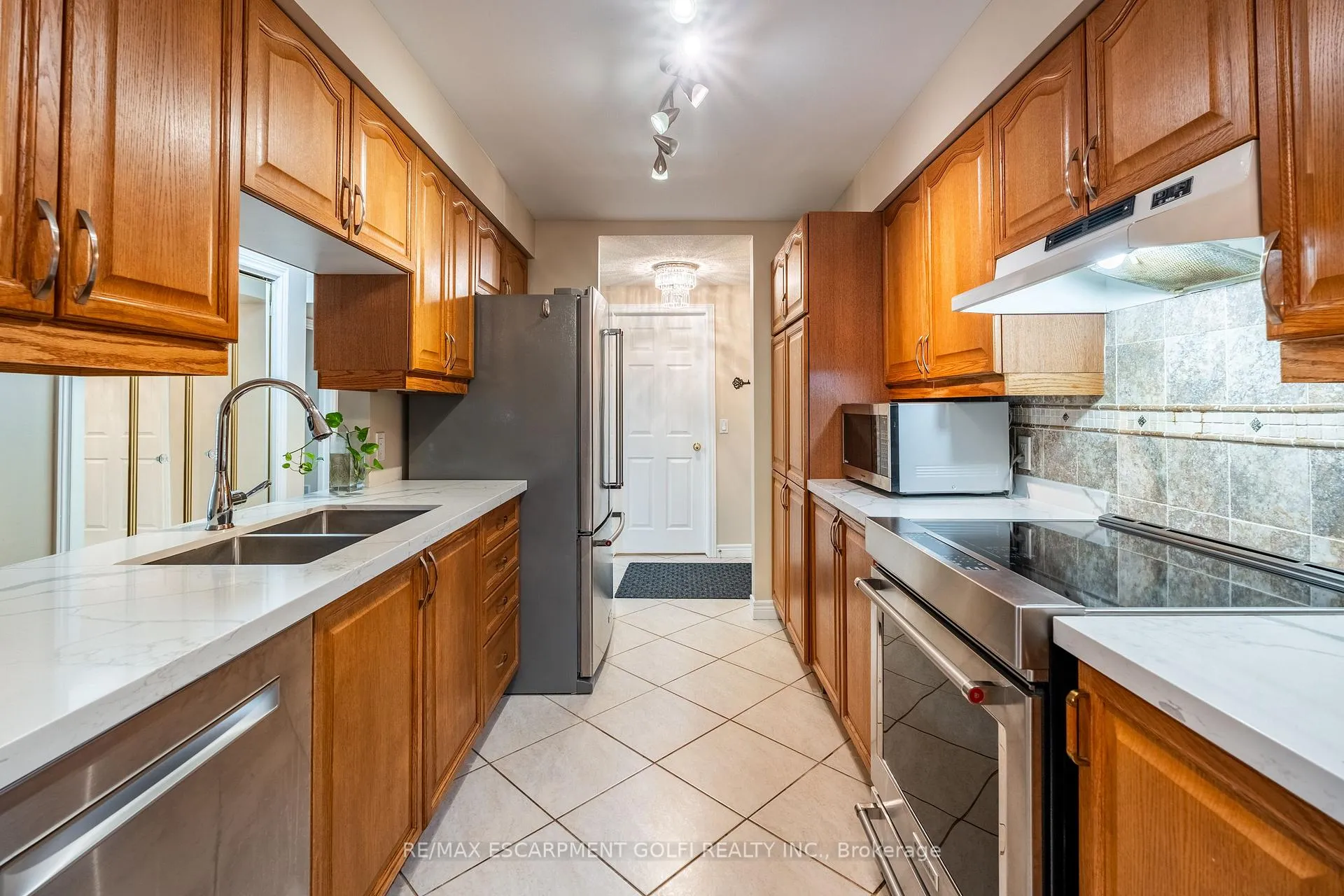 Photo 4 of Unit 106, 990 Golf Links Road, Hamilton, Ancaster — HOMEH