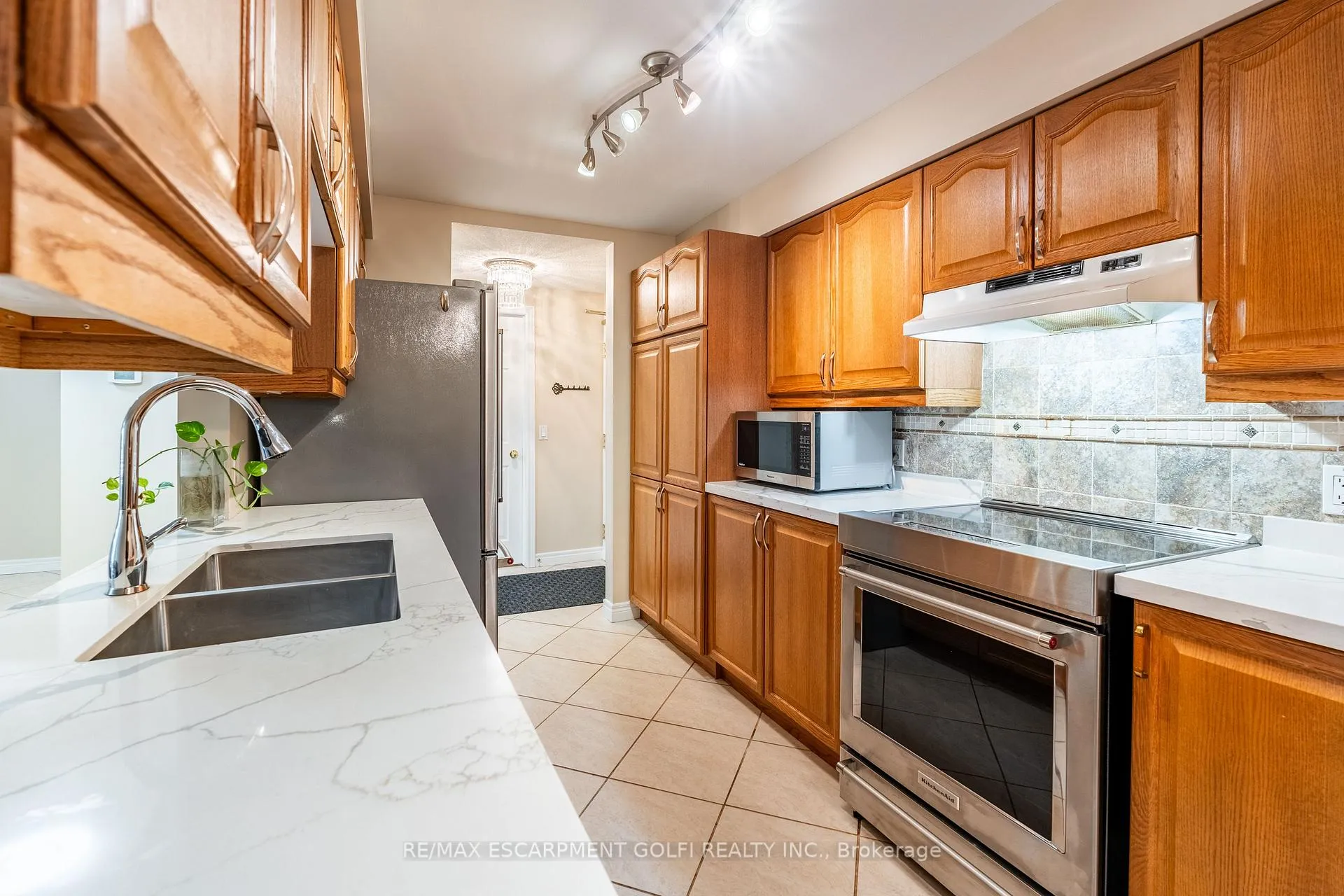 Photo 5 of Unit 106, 990 Golf Links Road, Hamilton, Ancaster — HOMEH