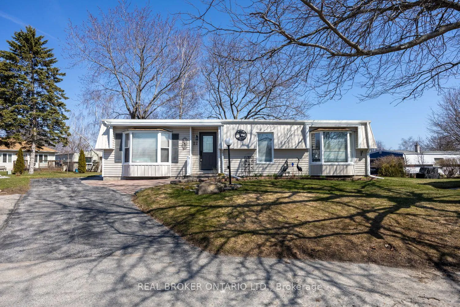 Photo 2 of 22 Champlain Court, Clarington, Newcastle — HOMEH