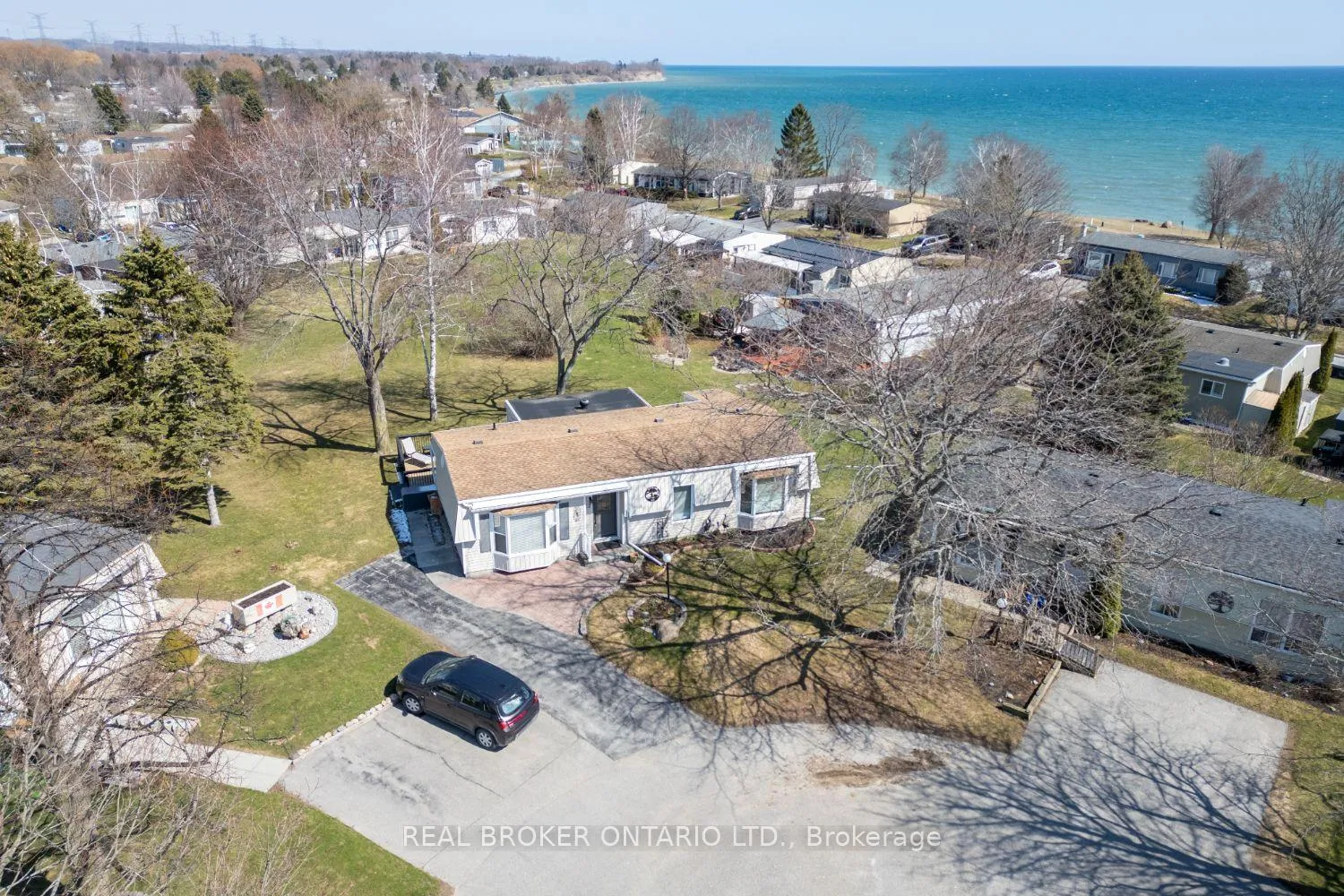 Photo 3 of 22 Champlain Court, Clarington, Newcastle — HOMEH