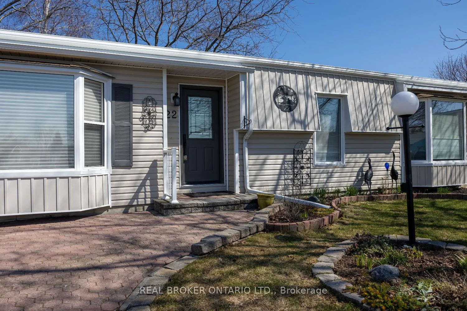 Photo 4 of 22 Champlain Court, Clarington, Newcastle — HOMEH