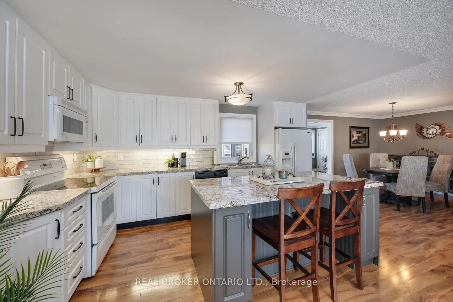 Photo 6 of 22 Champlain Court, Clarington, Newcastle — HOMEH