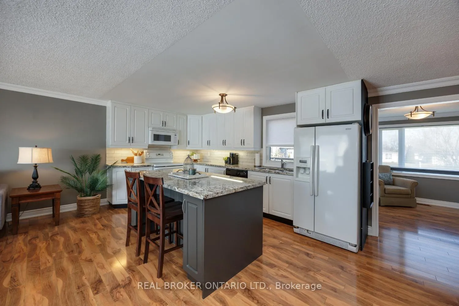 Photo 7 of 22 Champlain Court, Clarington, Newcastle — HOMEH