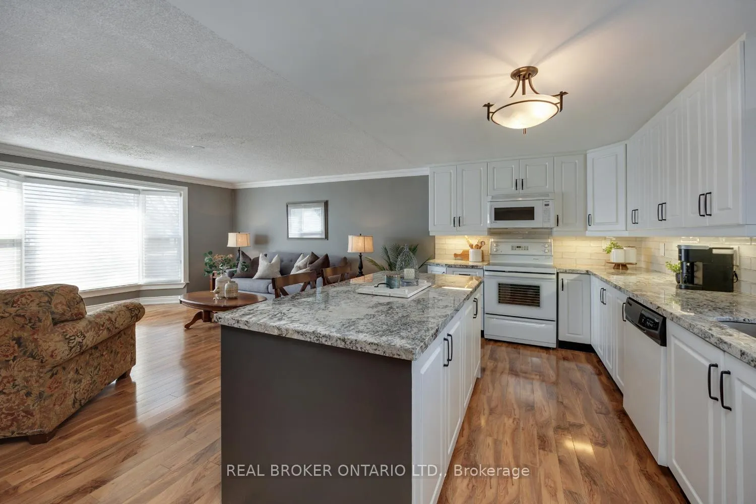 Photo 8 of 22 Champlain Court, Clarington, Newcastle — HOMEH