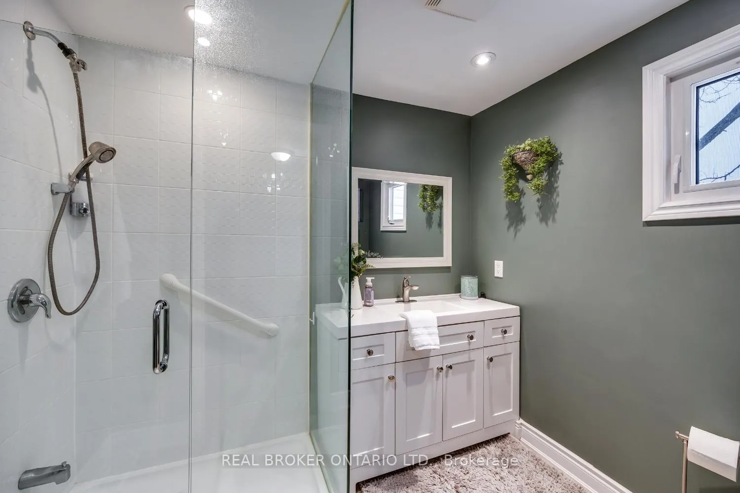 Photo 17 of 22 Champlain Court, Clarington, Newcastle — HOMEH