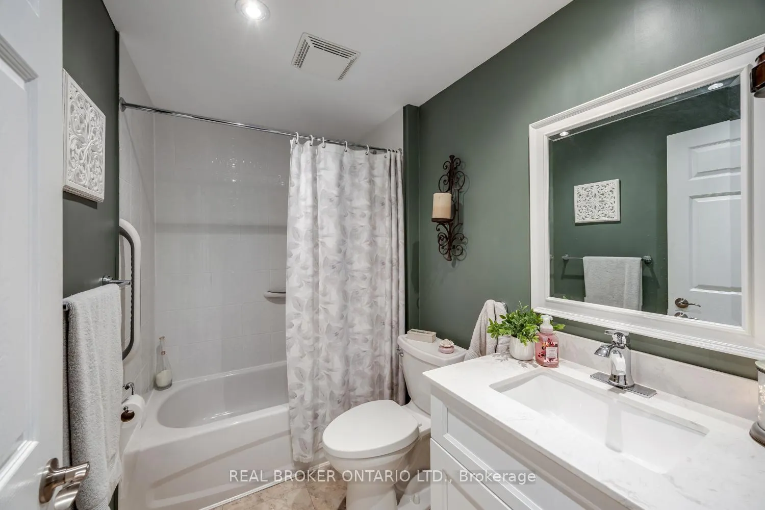 Photo 20 of 22 Champlain Court, Clarington, Newcastle — HOMEH