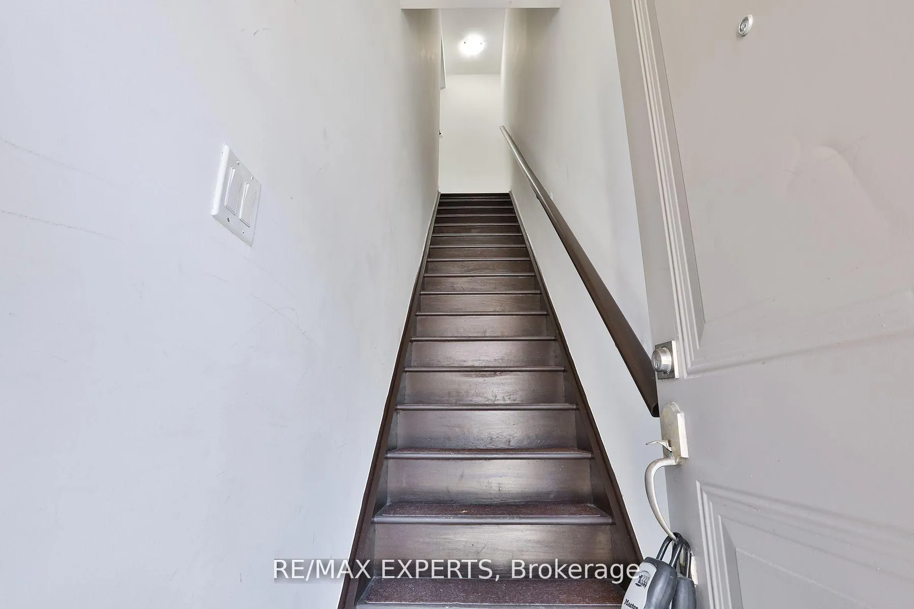 Photo 2 of Unit 16, 105 Kayla Crescent, Vaughan, Maple — HOMEH