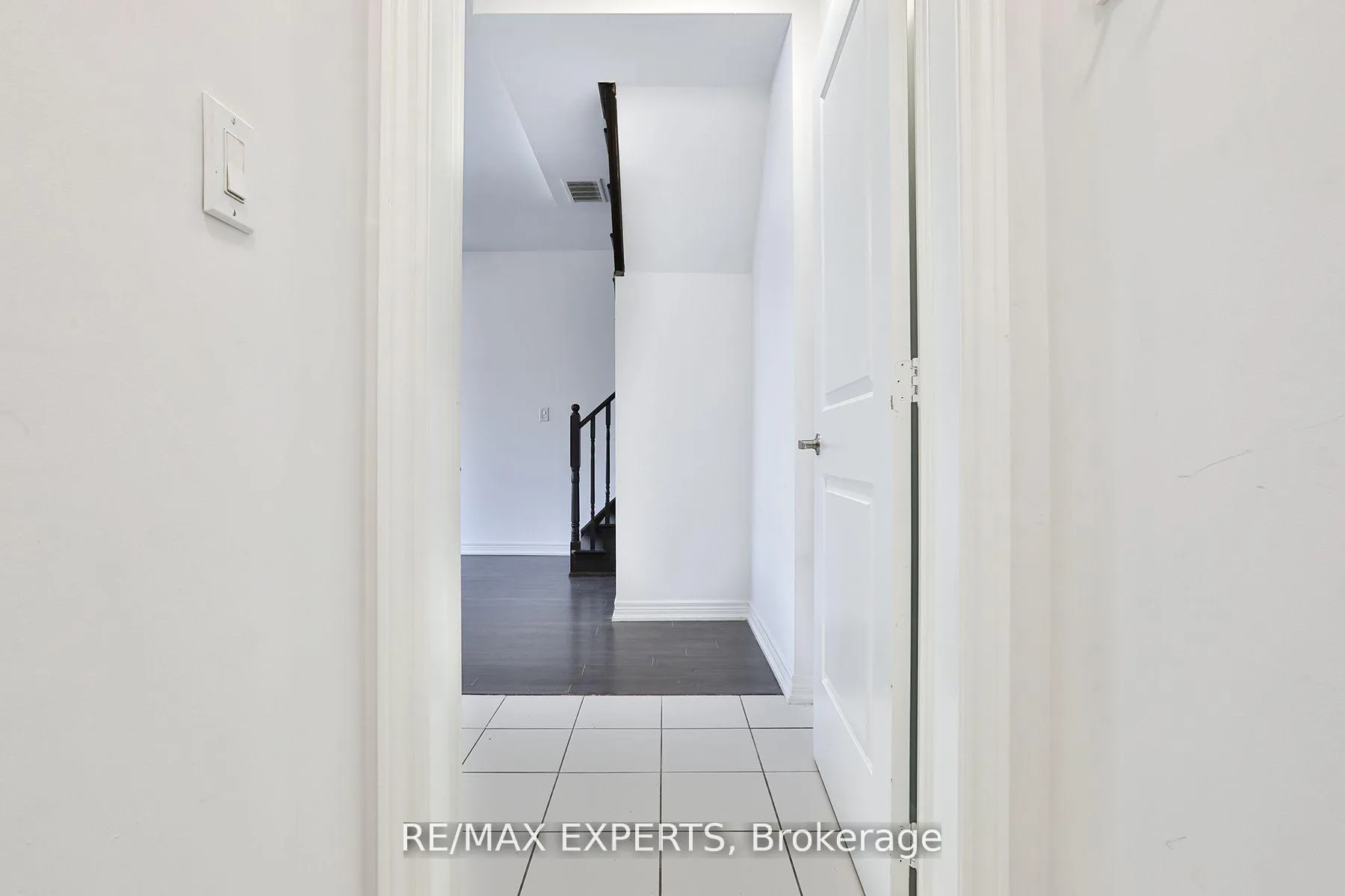 Photo 3 of Unit 16, 105 Kayla Crescent, Vaughan, Maple — HOMEH