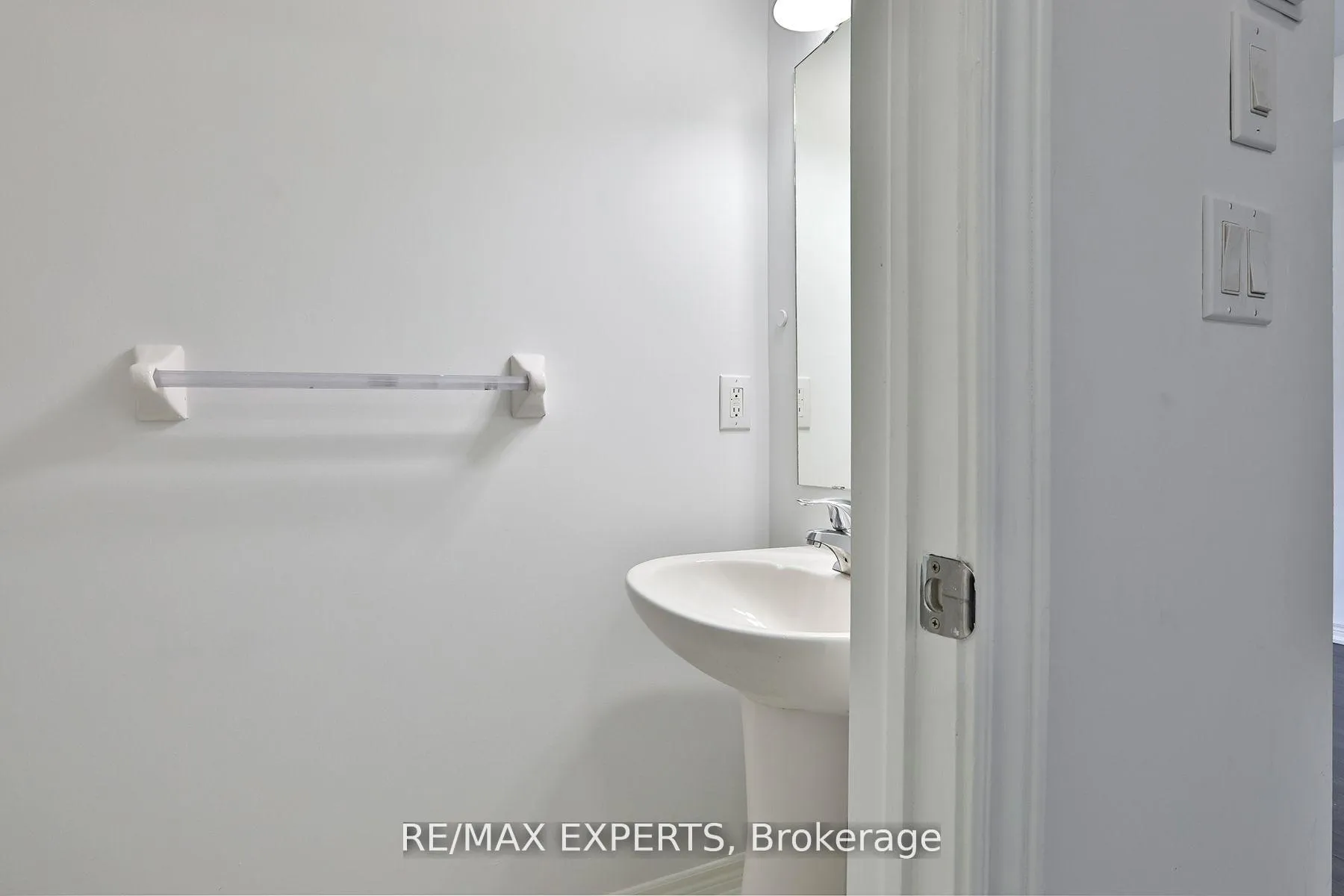 Photo 5 of Unit 16, 105 Kayla Crescent, Vaughan, Maple — HOMEH