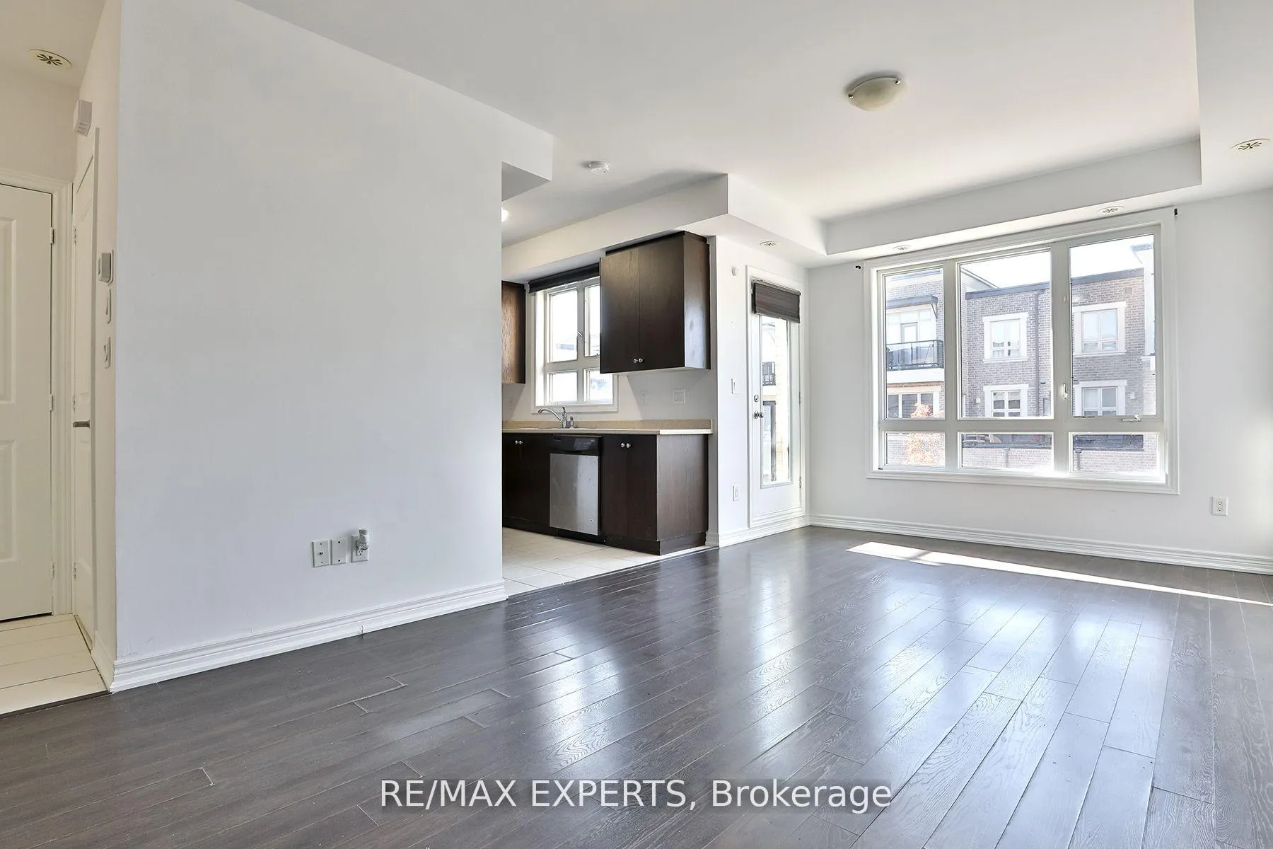 Photo 6 of Unit 16, 105 Kayla Crescent, Vaughan, Maple — HOMEH