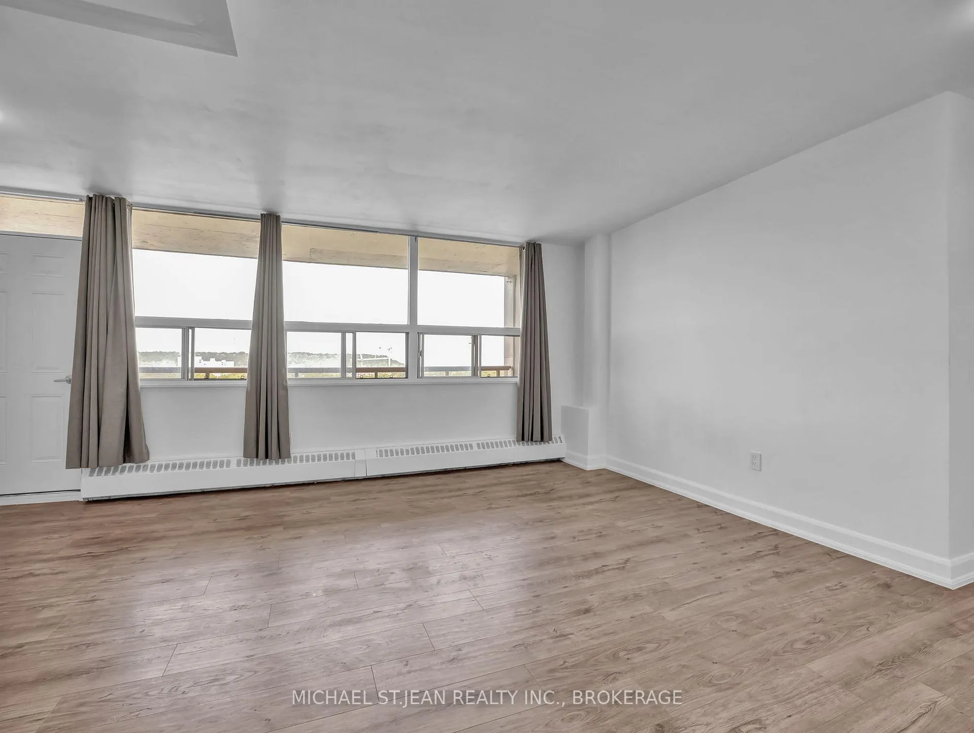Photo 6 of Unit 912, 15 Nicklaus Drive, Hamilton, Vincent — HOMEH