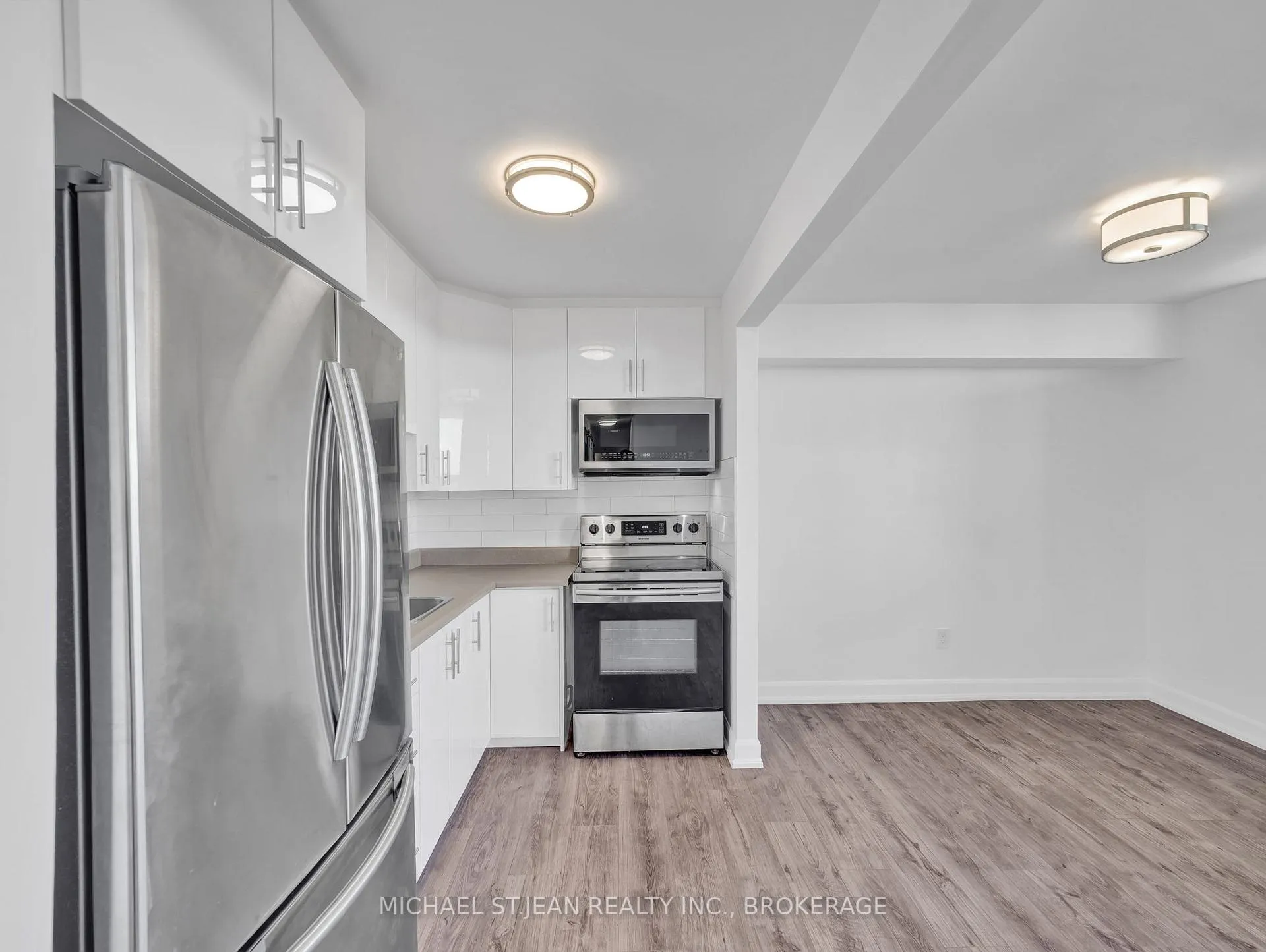 Photo 11 of Unit 912, 15 Nicklaus Drive, Hamilton, Vincent — HOMEH