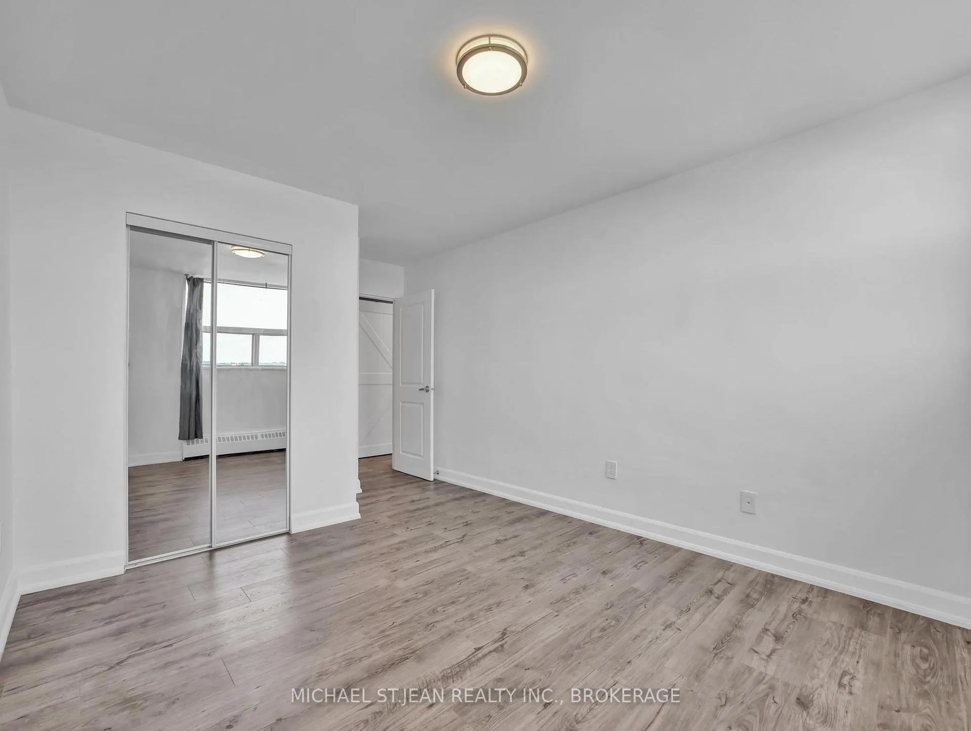 Photo 19 of Unit 912, 15 Nicklaus Drive, Hamilton, Vincent — HOMEH