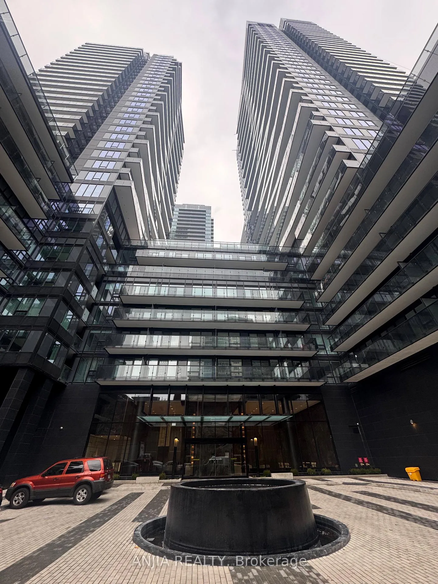 Photo 2 of Unit 1809, 117 Broadway Avenue, Toronto, Mount Pleasant West — HOMEH