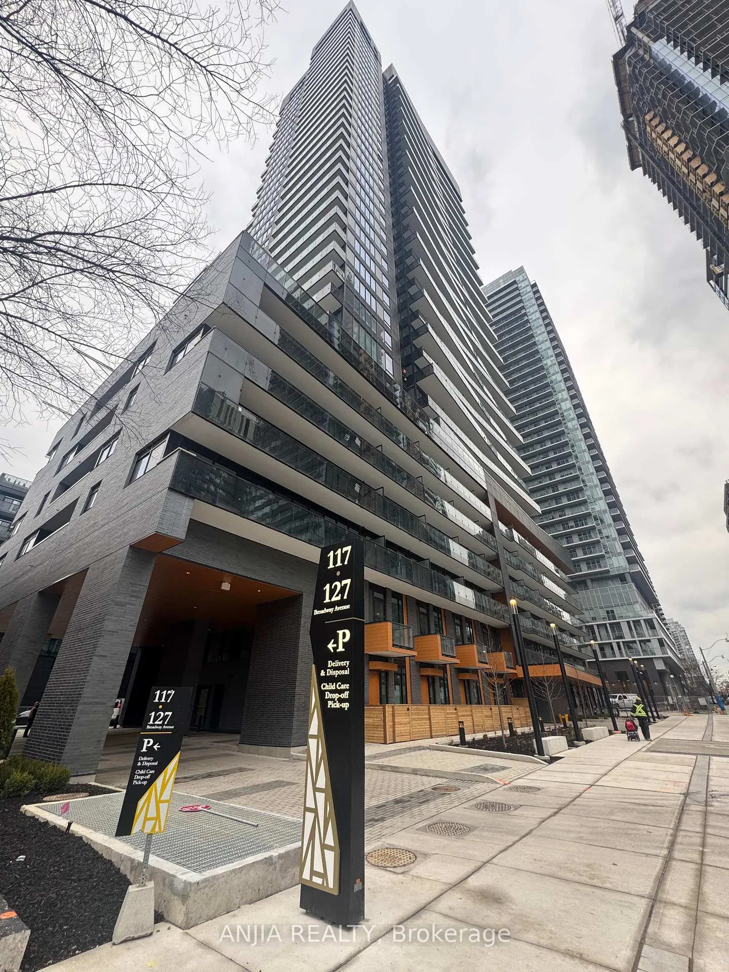 Photo 3 of Unit 1809, 117 Broadway Avenue, Toronto, Mount Pleasant West — HOMEH