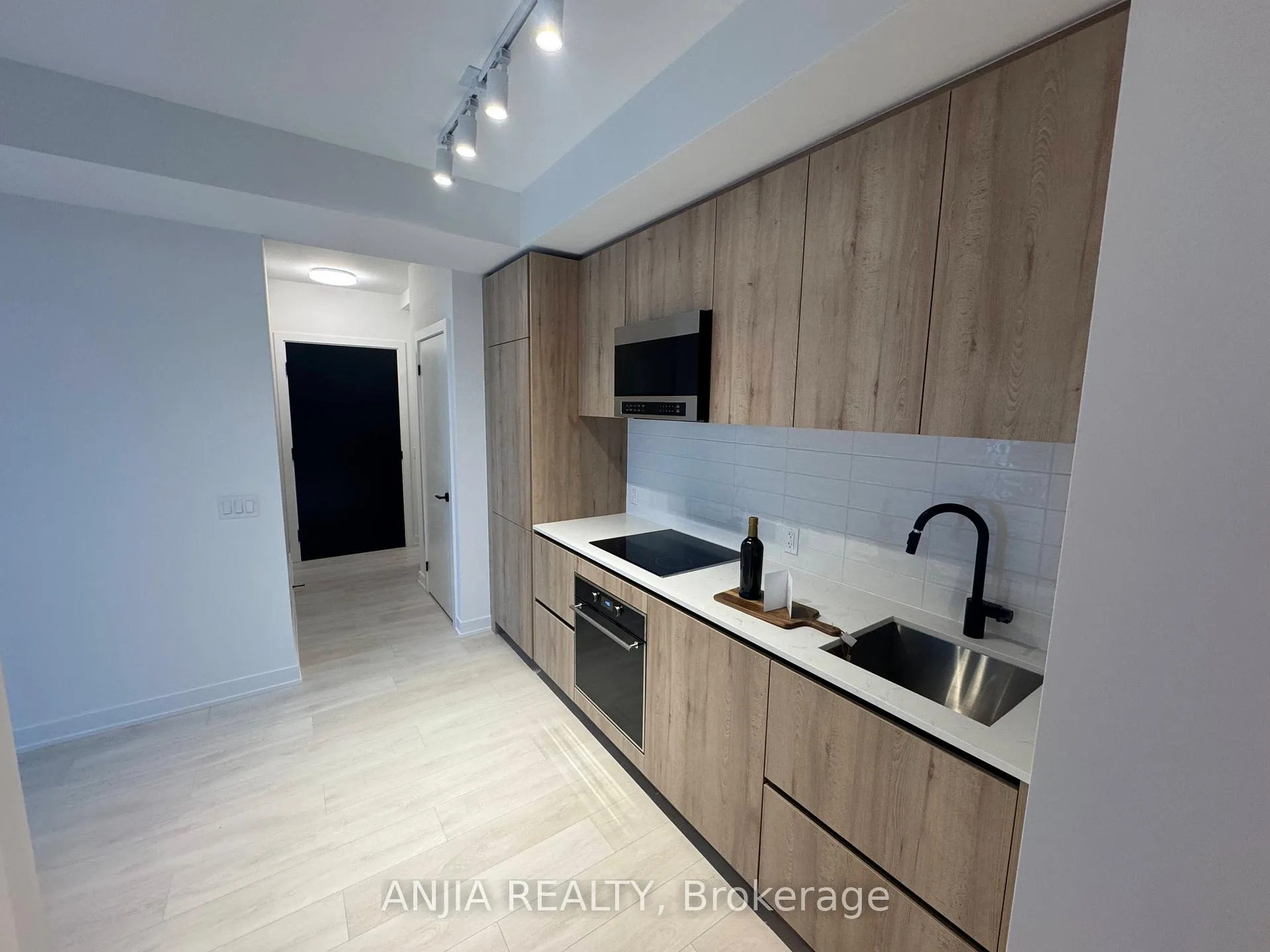 Photo 5 of Unit 1809, 117 Broadway Avenue, Toronto, Mount Pleasant West — HOMEH