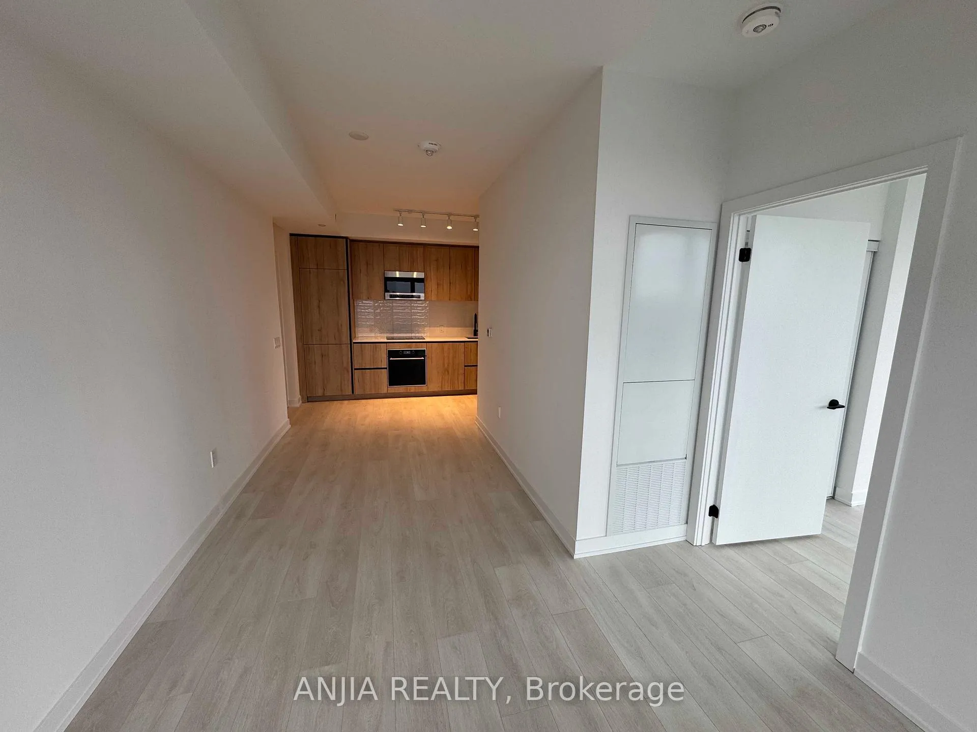 Photo 6 of Unit 1809, 117 Broadway Avenue, Toronto, Mount Pleasant West — HOMEH