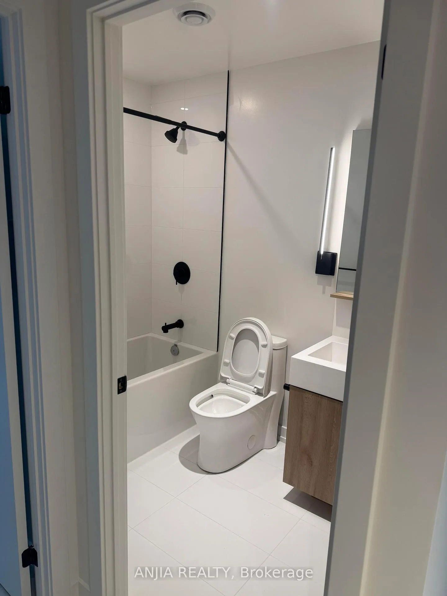 Photo 14 of Unit 1809, 117 Broadway Avenue, Toronto, Mount Pleasant West — HOMEH