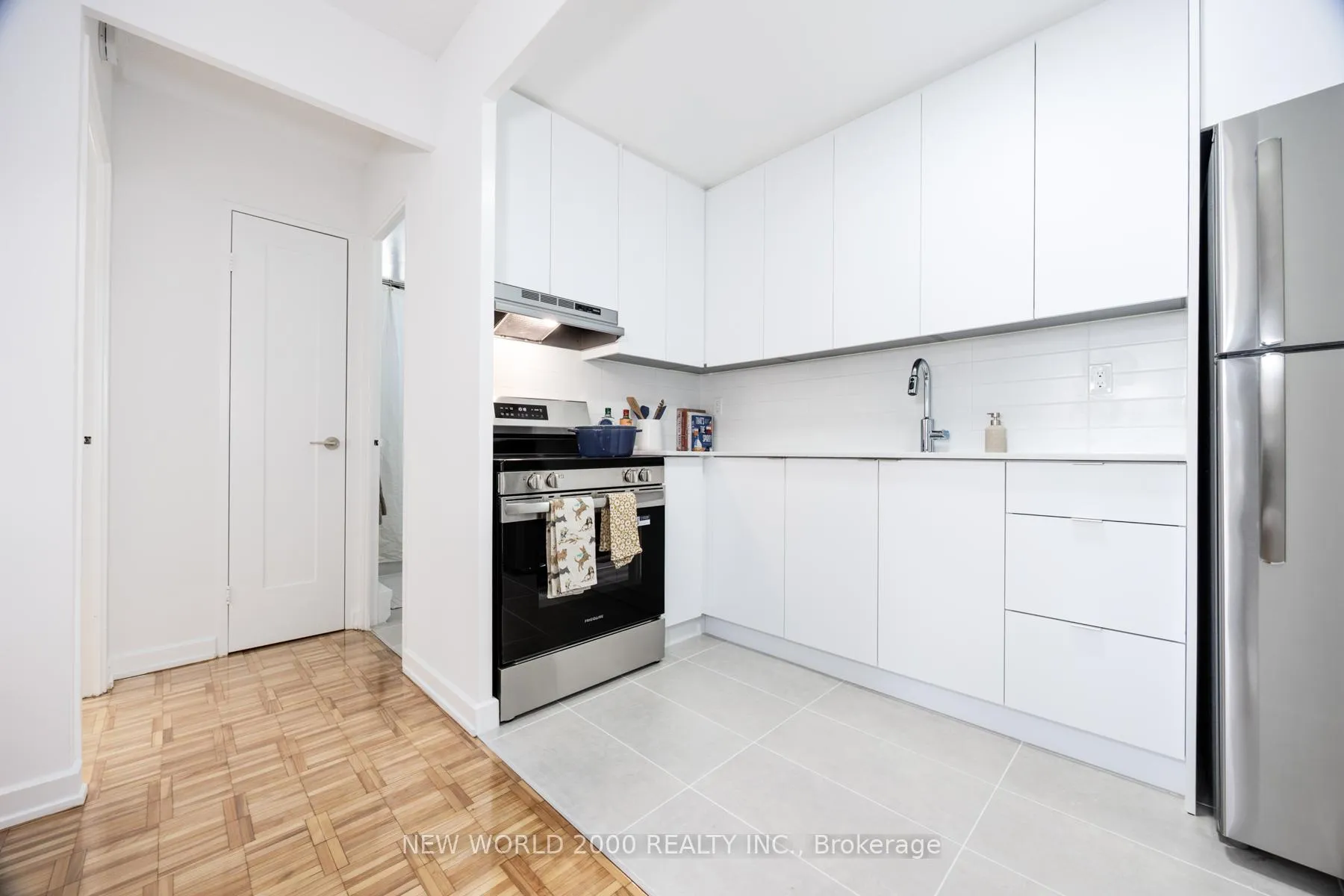 Photo 2 of Unit 1503, 101 Roehampton Avenue, Toronto, Mount Pleasant West — HOMEH