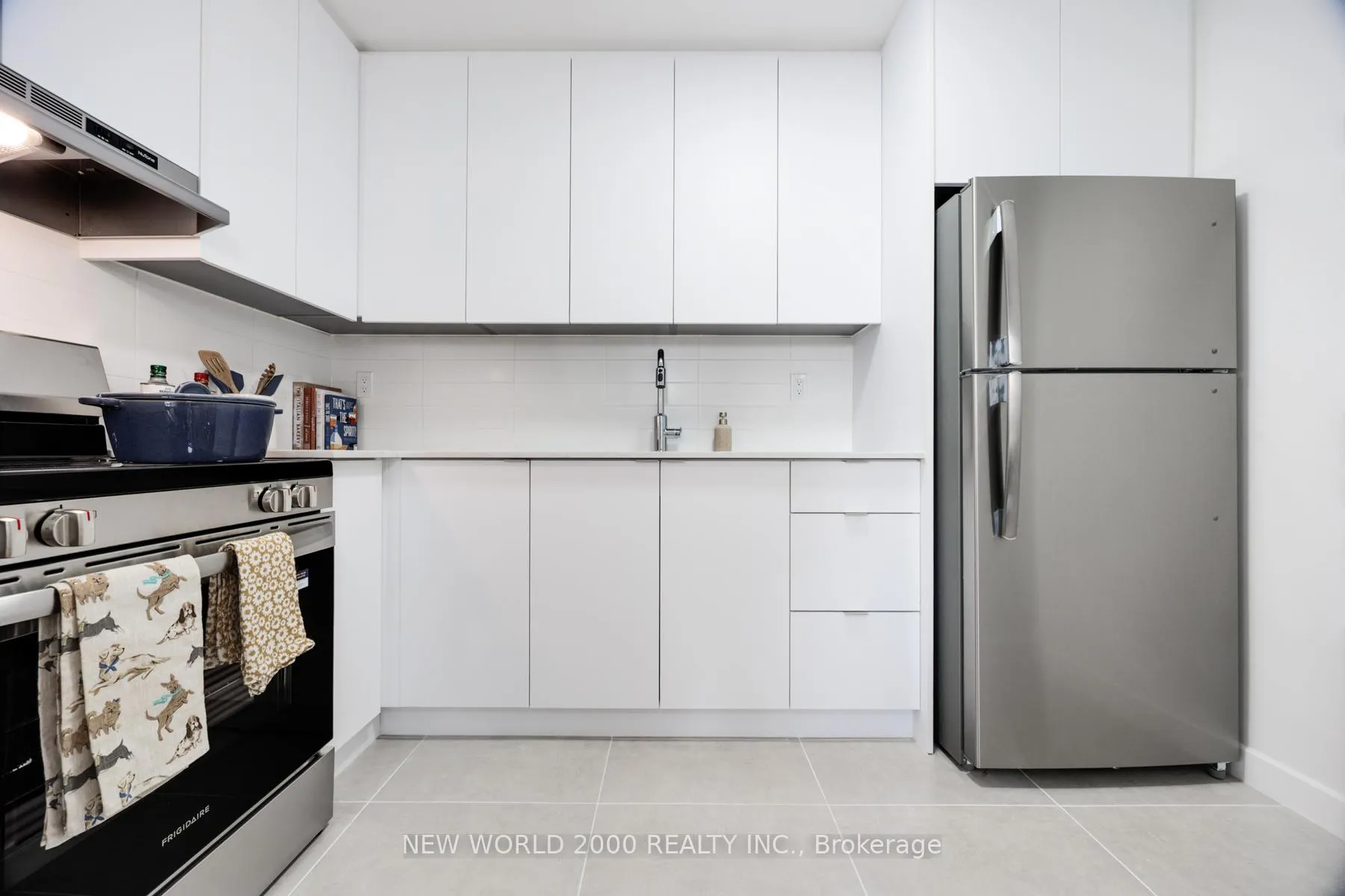 Photo 3 of Unit 1503, 101 Roehampton Avenue, Toronto, Mount Pleasant West — HOMEH