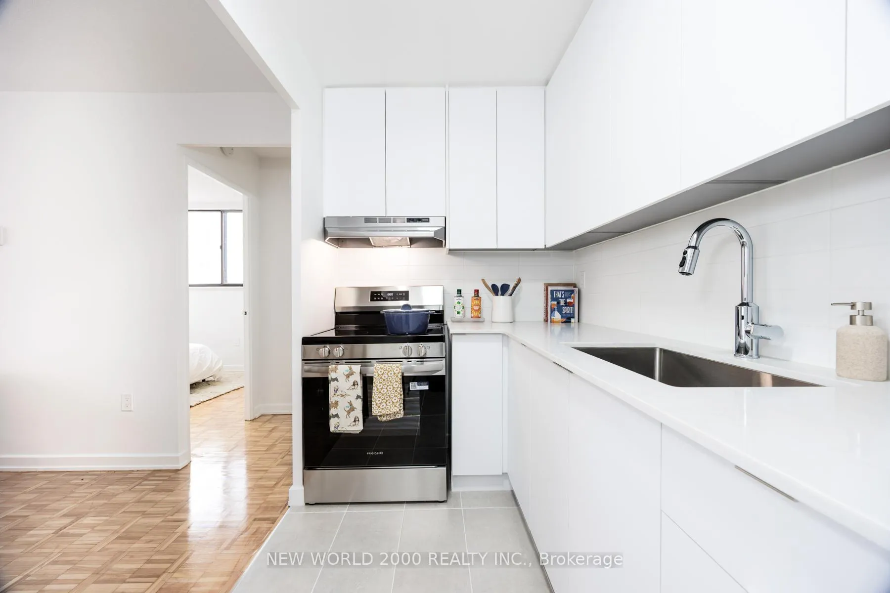Photo 4 of Unit 1503, 101 Roehampton Avenue, Toronto, Mount Pleasant West — HOMEH