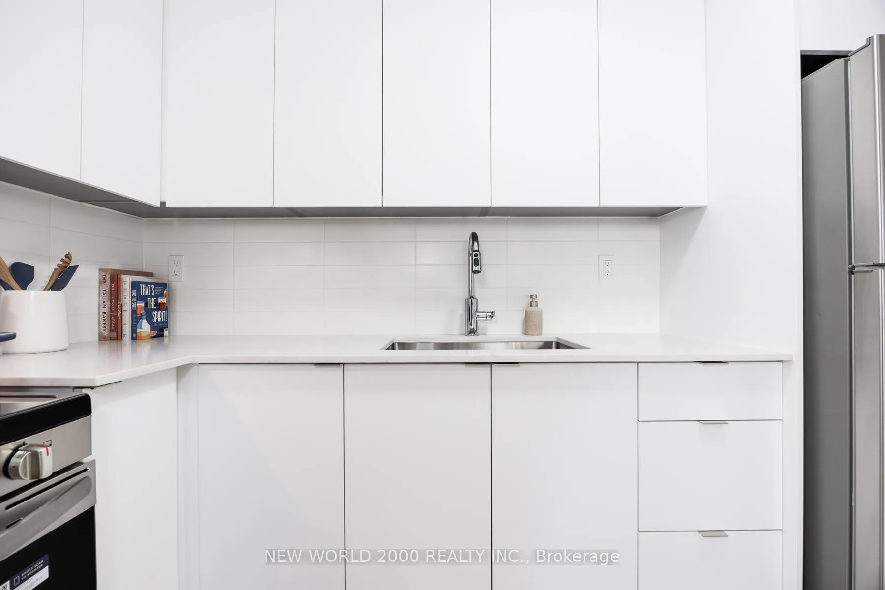 Photo 5 of Unit 1503, 101 Roehampton Avenue, Toronto, Mount Pleasant West — HOMEH